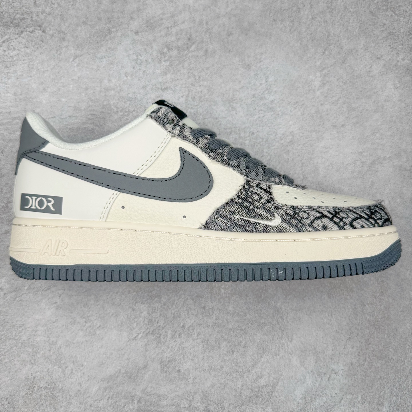 NK Air Force 1´07 Low 空军一号低帮百搭休闲运动板鞋 XS1958-580 柔软、弹性十足的缓震性能和出色的中底设计 横跨复古与现代的外型结合 造就出风靡全球 三十多年的Force 1 直到今天还深受青睐 实拍调校N版已经零色差零失真 百分百还原实物色彩所见即所得 不存在货不对板色差等低级问题 选购参考实物拍摄 不混卖不参货 只用心做好货严格选品 承诺混一赔十 尺码：36 36.5 37.5 38 38.5 39 40 40.5 41 42 42.5 43 44 44.5 45-选品中心