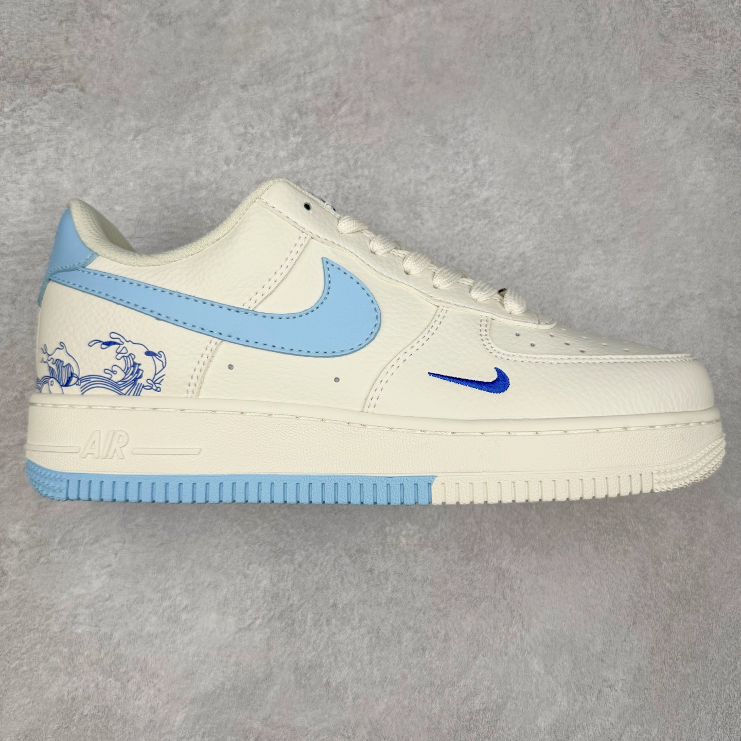 NK Air Force 1´07 Low 空军一号低帮百搭休闲运动板鞋 CS5288-027 柔软、弹性十足的缓震性能和出色的中底设计 横跨复古与现代的外型结合 造就出风靡全球 三十多年的Force 1 直到今天还深受青睐 实拍调校N版已经零色差零失真 百分百还原实物色彩所见即所得 不存在货不对板色差等低级问题 选购参考实物拍摄 不混卖不参货 只用心做好货严格选品 承诺混一赔十 尺码：36 36.5 37.5 38 38.5 39 40 40.5 41 42 42.5 43 44 44.5 45-选品中心