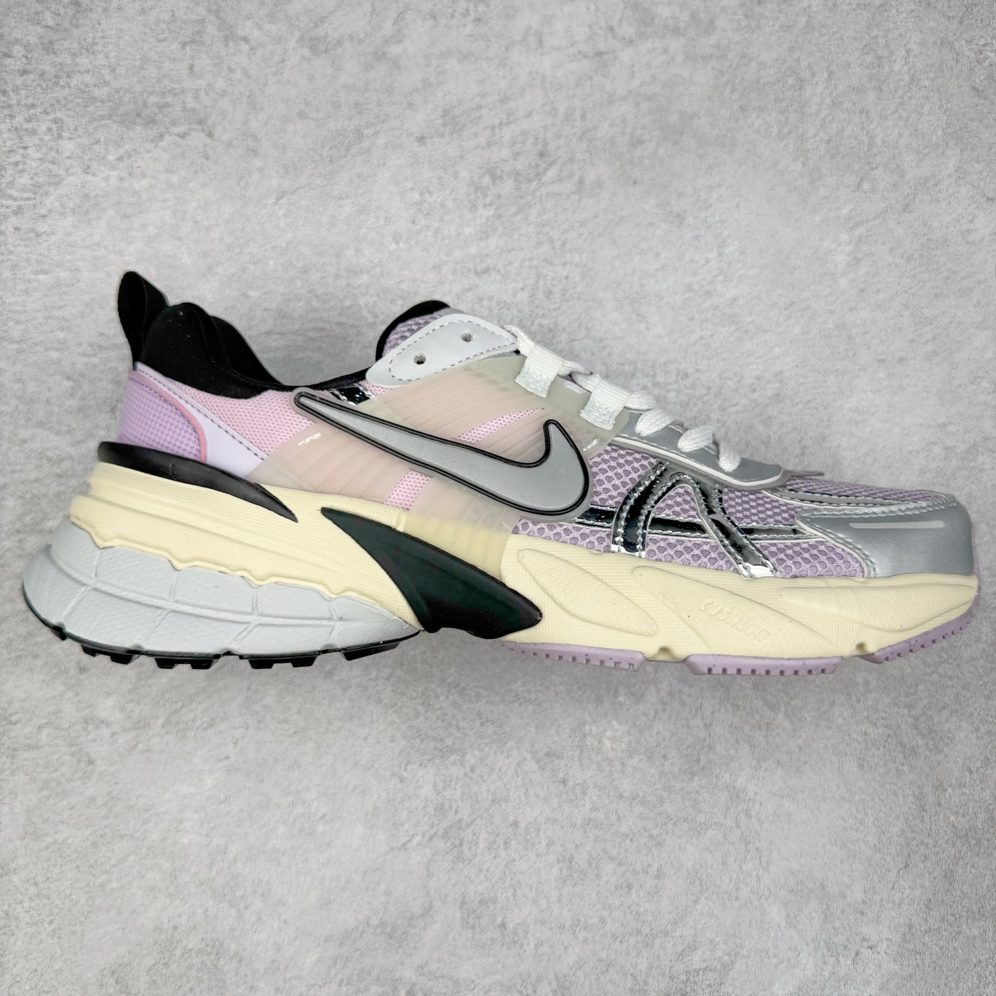 ＃福利特价 NK V2K Runtekk 减震防滑低帮 复古老爹鞋跑步鞋 鞋款被命名为 Runtekk 设计上借鉴了 2000 年的跑鞋风格 配色上以金属银为主调 简练又有复古运动气质 材质上使用大面积网眼、皮革、TPU 组成 支撑和透气性肯定不错 中底处由 Cushlon 泡绵打造 保证在压马路时可以提供优秀脚感 并通过一手做旧氧化效果突出复古感 中底造型很容易让大家联想到巴黎世家3XL 增高效果同样不能忽视 尺码：36 36.5 37.5 38 38.5 39 40 40.5 41 42 42.5 43 44 44.5 45-选品中心