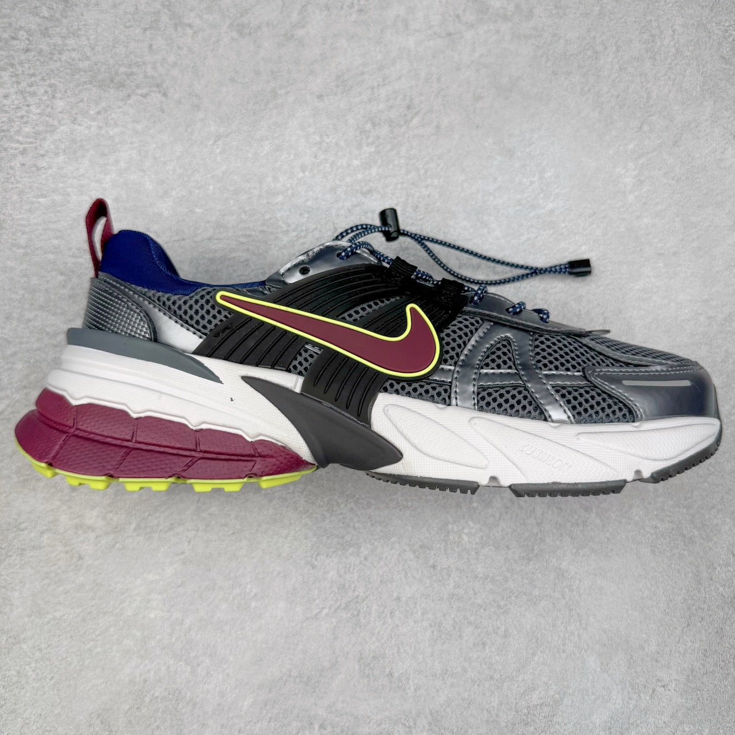 ＃福利特价 NK V2K Runtekk 减震防滑低帮 复古老爹鞋跑步鞋 鞋款被命名为 Runtekk 设计上借鉴了 2000 年的跑鞋风格 配色上以金属银为主调 简练又有复古运动气质 材质上使用大面积网眼、皮革、TPU 组成 支撑和透气性肯定不错 中底处由 Cushlon 泡绵打造 保证在压马路时可以提供优秀脚感 并通过一手做旧氧化效果突出复古感 中底造型很容易让大家联想到巴黎世家3XL 增高效果同样不能忽视 尺码：36 36.5 37.5 38 38.5 39 40 40.5 41 42 42.5 43 44 44.5 45-选品中心