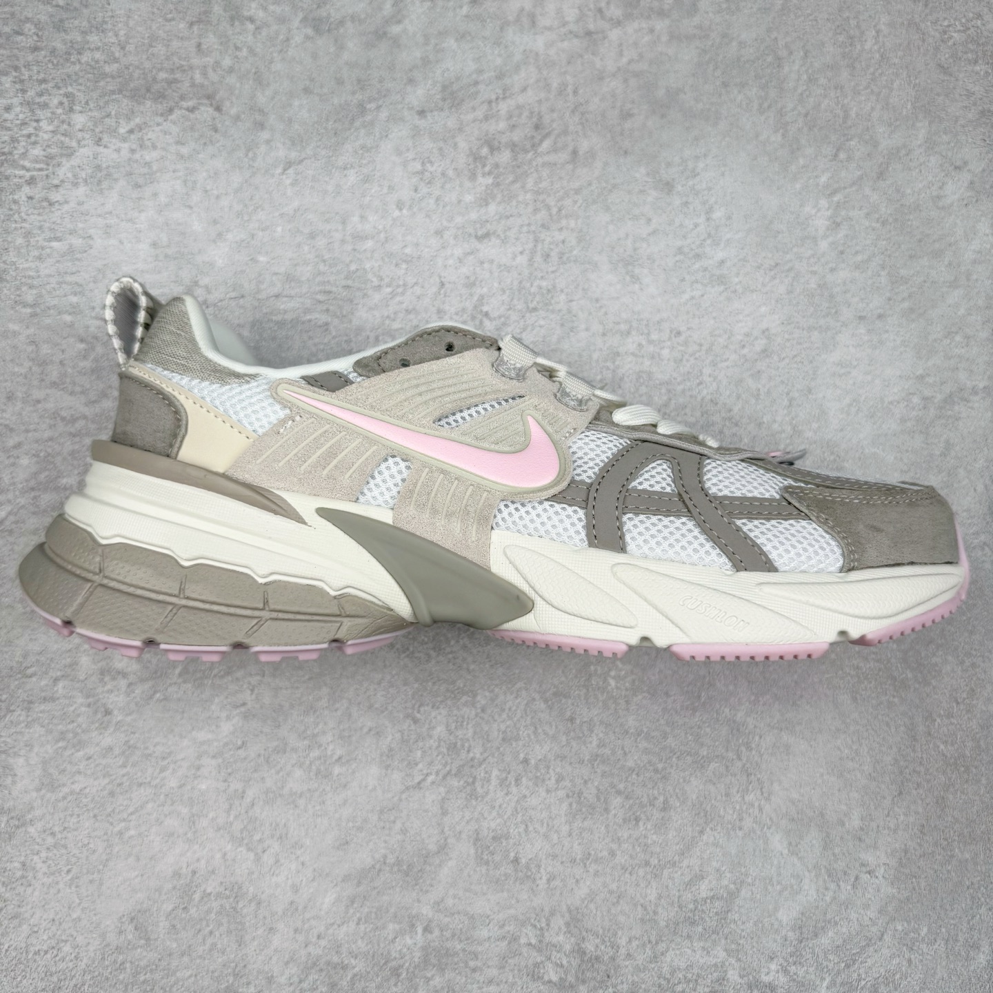 ＃福利特价 NK V2K Runtekk 减震防滑低帮 复古老爹鞋跑步鞋 鞋款被命名为 Runtekk 设计上借鉴了 2000 年的跑鞋风格 配色上以金属银为主调 简练又有复古运动气质 材质上使用大面积网眼、皮革、TPU 组成 支撑和透气性肯定不错 中底处由 Cushlon 泡绵打造 保证在压马路时可以提供优秀脚感 并通过一手做旧氧化效果突出复古感 中底造型很容易让大家联想到巴黎世家3XL 增高效果同样不能忽视 尺码：36 36.5 37.5 38 38.5 39 40 40.5 41 42 42.5 43 44 44.5 45-选品中心