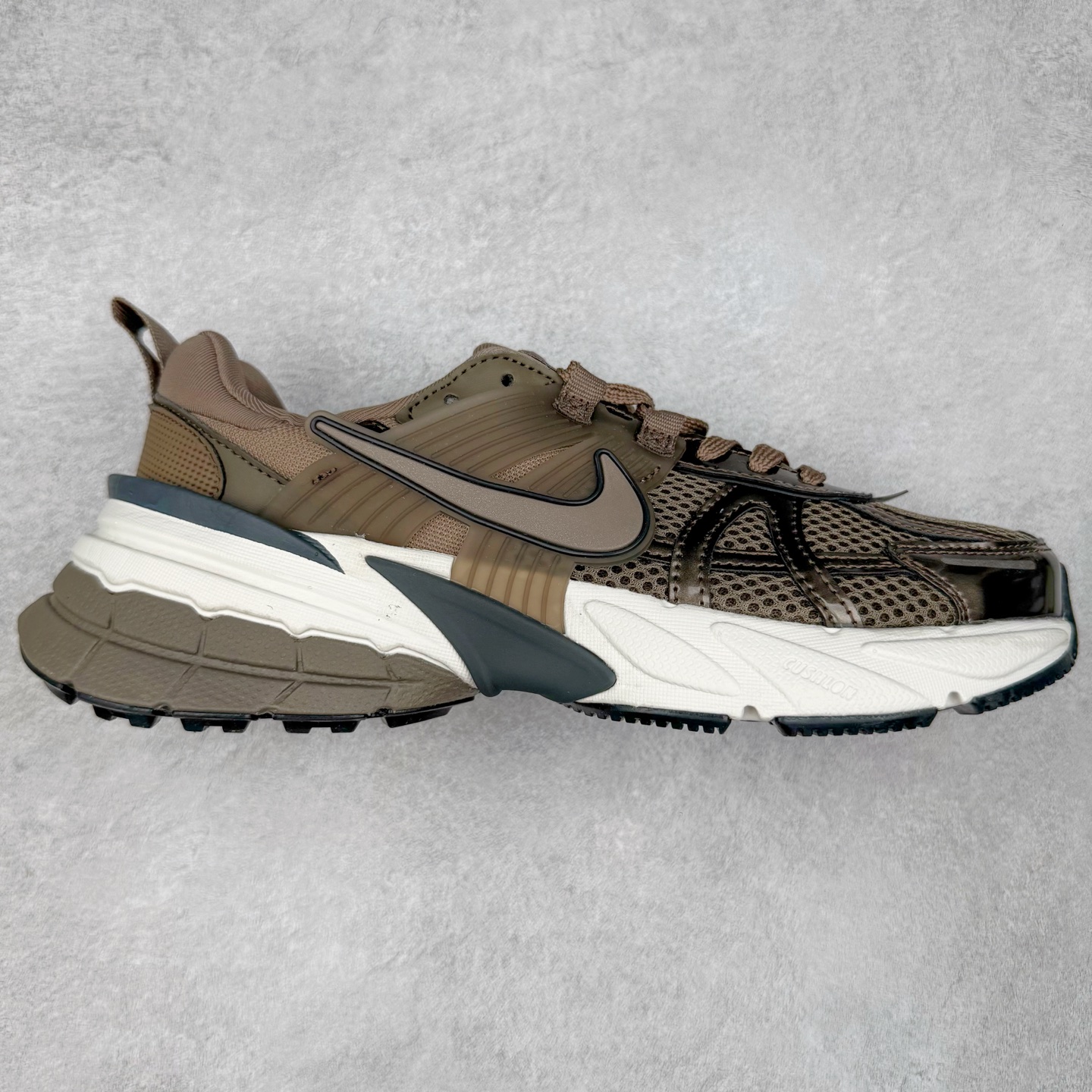 ＃福利特价 NK V2K Runtekk 减震防滑低帮 复古老爹鞋跑步鞋 鞋款被命名为 Runtekk 设计上借鉴了 2000 年的跑鞋风格 配色上以金属银为主调 简练又有复古运动气质 材质上使用大面积网眼、皮革、TPU 组成 支撑和透气性肯定不错 中底处由 Cushlon 泡绵打造 保证在压马路时可以提供优秀脚感 并通过一手做旧氧化效果突出复古感 中底造型很容易让大家联想到巴黎世家3XL 增高效果同样不能忽视 尺码：36 36.5 37.5 38 38.5 39 40 40.5 41 42 42.5 43 44 44.5 45-选品中心