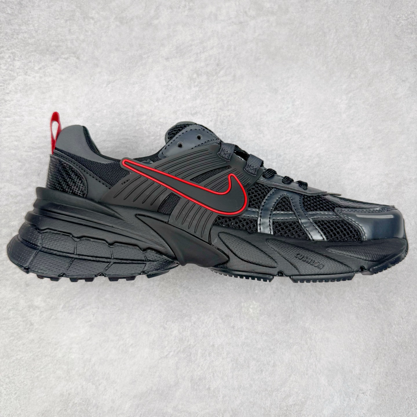 ＃福利特价 NK V2K Runtekk 减震防滑低帮 复古老爹鞋跑步鞋 鞋款被命名为 Runtekk 设计上借鉴了 2000 年的跑鞋风格 配色上以金属银为主调 简练又有复古运动气质 材质上使用大面积网眼、皮革、TPU 组成 支撑和透气性肯定不错 中底处由 Cushlon 泡绵打造 保证在压马路时可以提供优秀脚感 并通过一手做旧氧化效果突出复古感 中底造型很容易让大家联想到巴黎世家3XL 增高效果同样不能忽视 尺码：36 36.5 37.5 38 38.5 39 40 40.5 41 42 42.5 43 44 44.5 45-选品中心