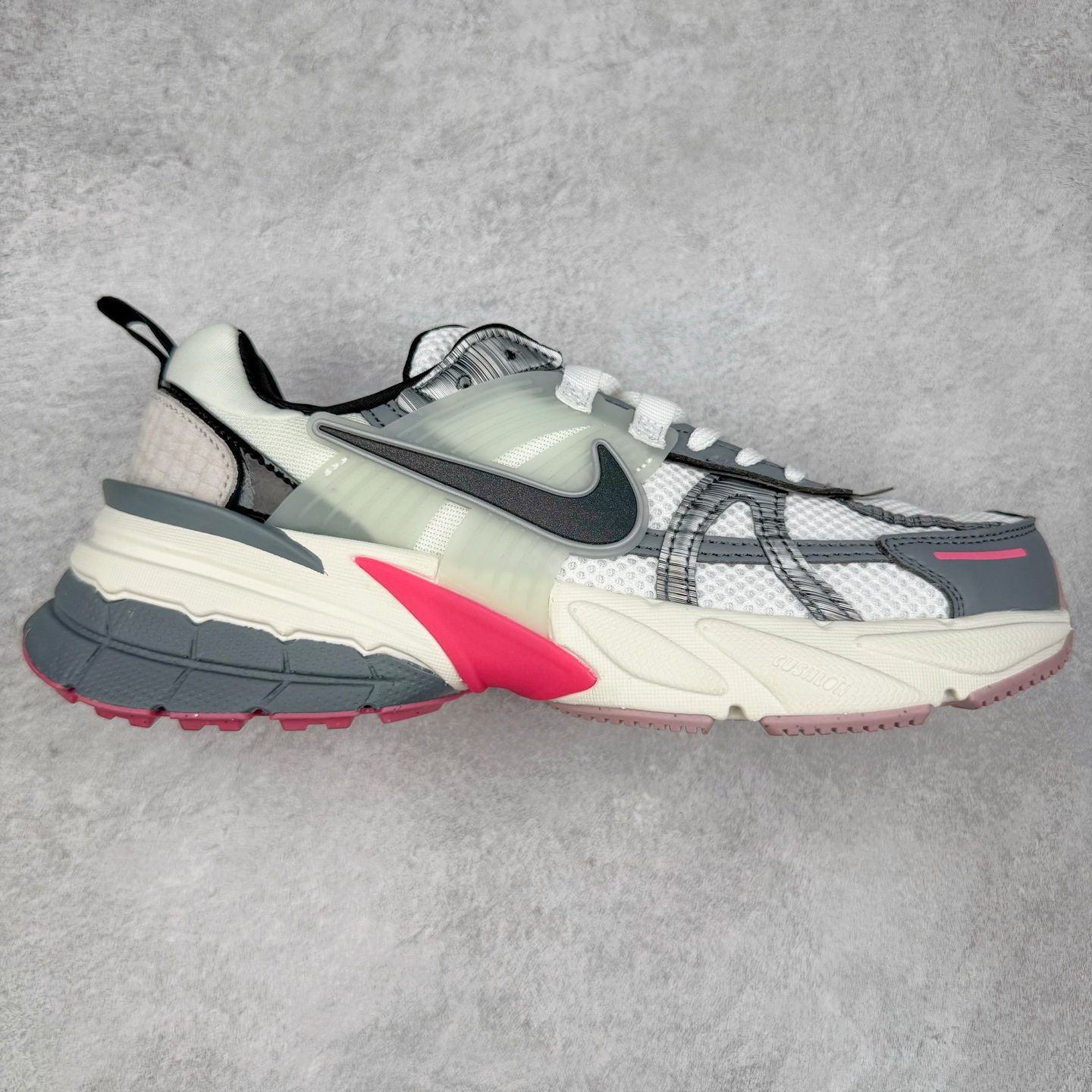 图片[7]-＃福利特价 NK V2K Runtekk 减震防滑低帮 复古老爹鞋跑步鞋 鞋款被命名为 Runtekk 设计上借鉴了 2000 年的跑鞋风格 配色上以金属银为主调 简练又有复古运动气质 材质上使用大面积网眼、皮革、TPU 组成 支撑和透气性肯定不错 中底处由 Cushlon 泡绵打造 保证在压马路时可以提供优秀脚感 并通过一手做旧氧化效果突出复古感 中底造型很容易让大家联想到巴黎世家3XL 增高效果同样不能忽视 尺码：36 36.5 37.5 38 38.5 39 40 40.5 41 42 42.5 43 44 44.5 45-选品中心