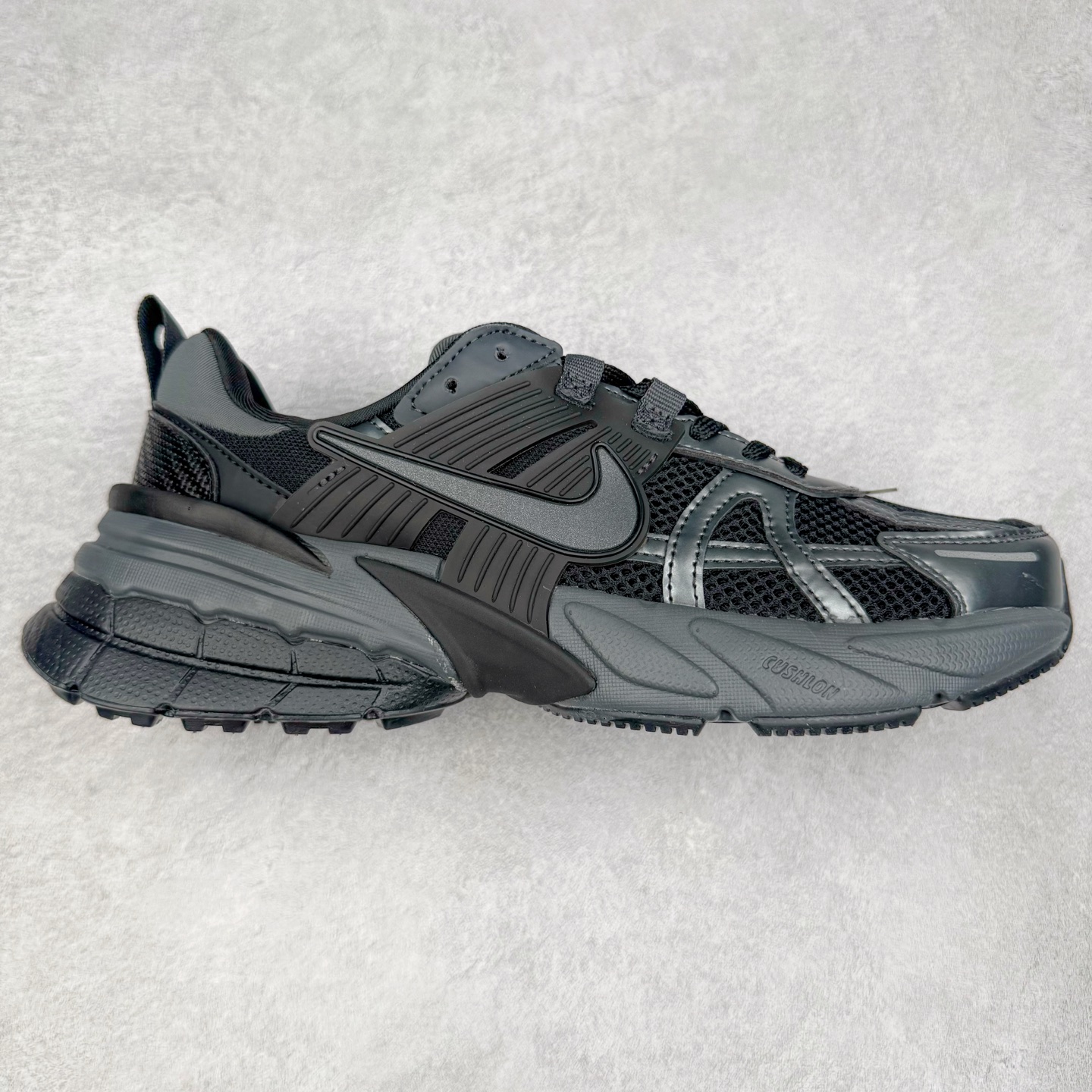 图片[4]-＃福利特价 NK V2K Runtekk 减震防滑低帮 复古老爹鞋跑步鞋 鞋款被命名为 Runtekk 设计上借鉴了 2000 年的跑鞋风格 配色上以金属银为主调 简练又有复古运动气质 材质上使用大面积网眼、皮革、TPU 组成 支撑和透气性肯定不错 中底处由 Cushlon 泡绵打造 保证在压马路时可以提供优秀脚感 并通过一手做旧氧化效果突出复古感 中底造型很容易让大家联想到巴黎世家3XL 增高效果同样不能忽视 尺码：36 36.5 37.5 38 38.5 39 40 40.5 41 42 42.5 43 44 44.5 45-选品中心