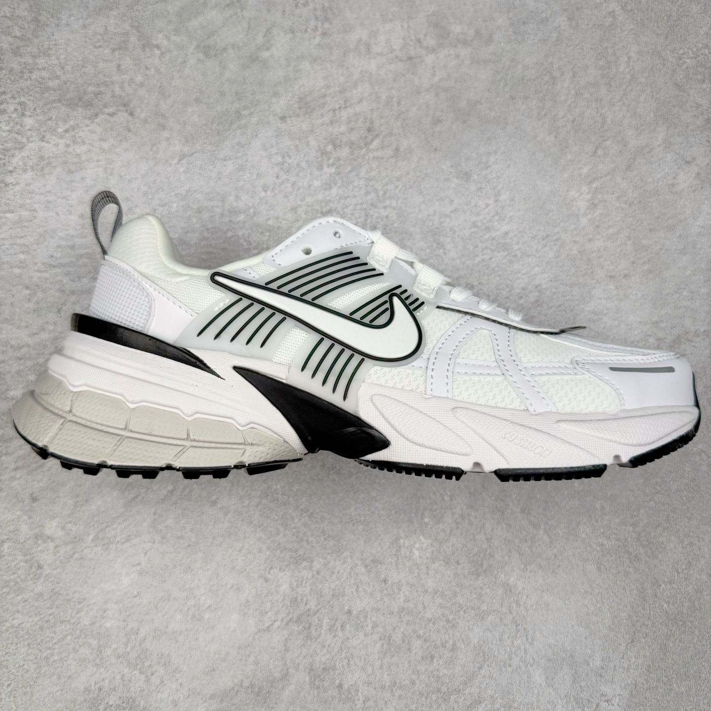 图片[6]-＃福利特价 NK V2K Runtekk 减震防滑低帮 复古老爹鞋跑步鞋 鞋款被命名为 Runtekk 设计上借鉴了 2000 年的跑鞋风格 配色上以金属银为主调 简练又有复古运动气质 材质上使用大面积网眼、皮革、TPU 组成 支撑和透气性肯定不错 中底处由 Cushlon 泡绵打造 保证在压马路时可以提供优秀脚感 并通过一手做旧氧化效果突出复古感 中底造型很容易让大家联想到巴黎世家3XL 增高效果同样不能忽视 尺码：36 36.5 37.5 38 38.5 39 40 40.5 41 42 42.5 43 44 44.5 45-选品中心