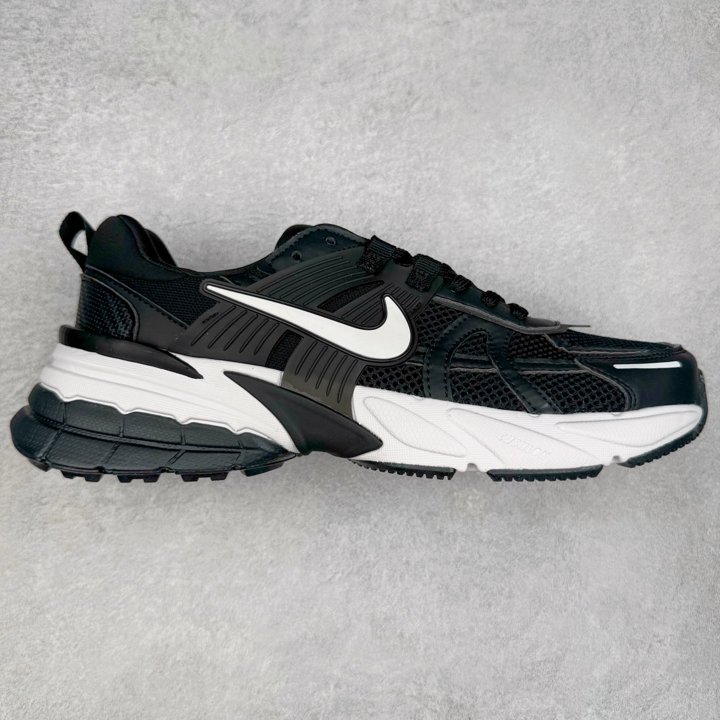 图片[11]-＃福利特价 NK V2K Runtekk 减震防滑低帮 复古老爹鞋跑步鞋 鞋款被命名为 Runtekk 设计上借鉴了 2000 年的跑鞋风格 配色上以金属银为主调 简练又有复古运动气质 材质上使用大面积网眼、皮革、TPU 组成 支撑和透气性肯定不错 中底处由 Cushlon 泡绵打造 保证在压马路时可以提供优秀脚感 并通过一手做旧氧化效果突出复古感 中底造型很容易让大家联想到巴黎世家3XL 增高效果同样不能忽视 尺码：36 36.5 37.5 38 38.5 39 40 40.5 41 42 42.5 43 44 44.5 45-选品中心