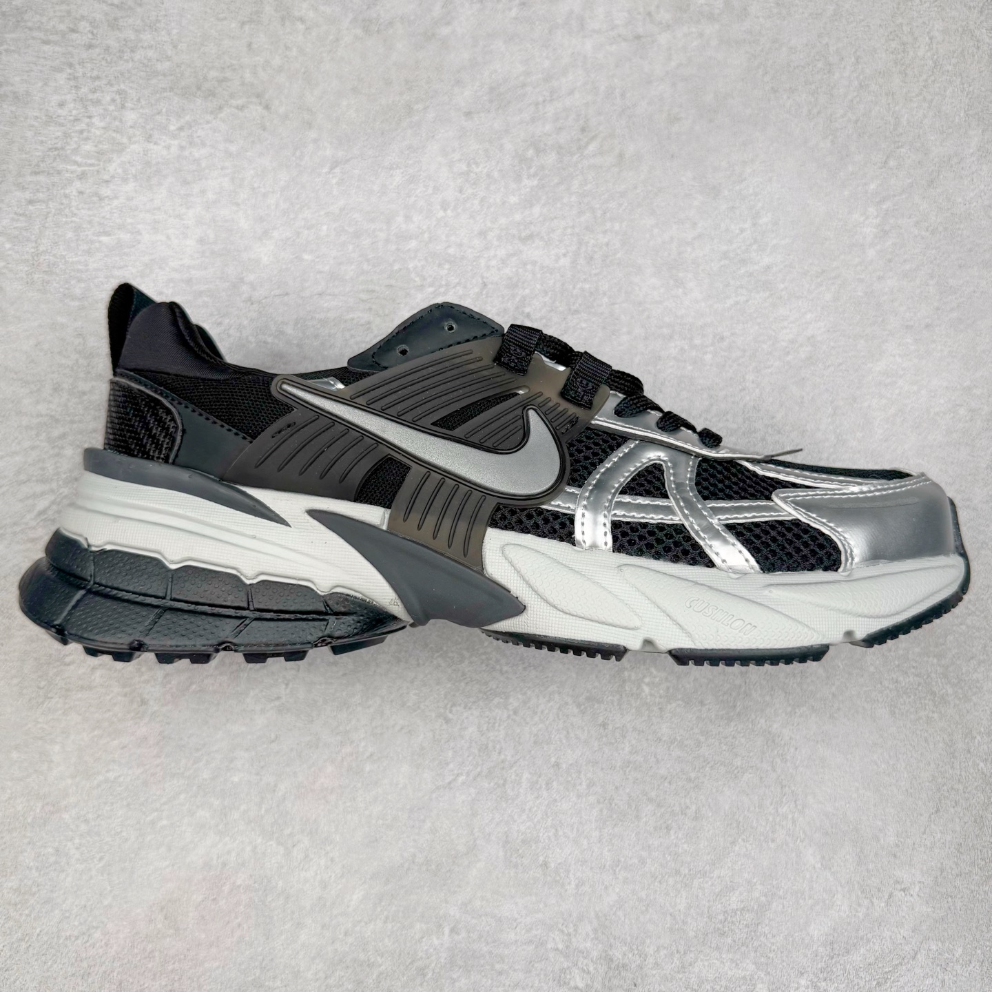 图片[5]-＃福利特价 NK V2K Runtekk 减震防滑低帮 复古老爹鞋跑步鞋 鞋款被命名为 Runtekk 设计上借鉴了 2000 年的跑鞋风格 配色上以金属银为主调 简练又有复古运动气质 材质上使用大面积网眼、皮革、TPU 组成 支撑和透气性肯定不错 中底处由 Cushlon 泡绵打造 保证在压马路时可以提供优秀脚感 并通过一手做旧氧化效果突出复古感 中底造型很容易让大家联想到巴黎世家3XL 增高效果同样不能忽视 尺码：36 36.5 37.5 38 38.5 39 40 40.5 41 42 42.5 43 44 44.5 45-选品中心