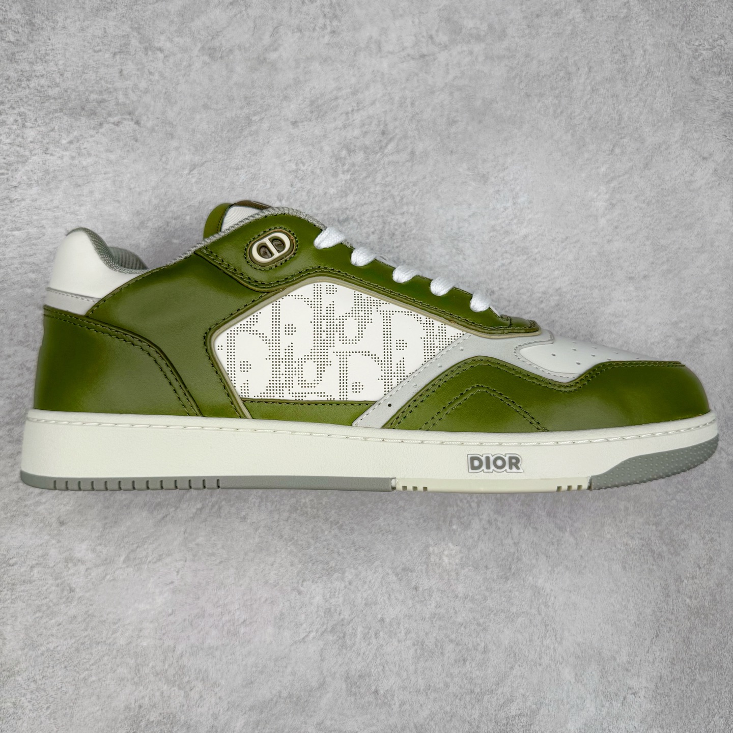 纯原 DIOR 迪奥 B27低帮 经典奢侈品休闲运动板鞋 东莞大厂生产 品质货真价实 代购级别 市面顶级版本 Oblique印花电秀 长时售卖 退换率超低这款B27运动鞋是DIOR的经典单品 和迪奥光滑牛皮革精心制作，侧面饰以米色和黑色提花Oblique印花镶边（激光冲孔）搭配CD lcon孔眼，双色橡胶鞋底，鞋舌和后跟处均饰以标志性细节，更显精致，时尚百搭，可为各种造型增光添彩 蓝色 奶油白色和迪奥灰光滑牛皮革 米色和黑色提花面料oblique印花 鞋底和鞋眼饰以DIOR标志 系带开合搭配CD·lcon孔眼网眼织物里料 双色橡胶外底 侧面缝线拼接结构 含防尘袋和一对鞋带 全套意大利正品包装 尺码 39 40 41 42 43 44 45 46-选品中心