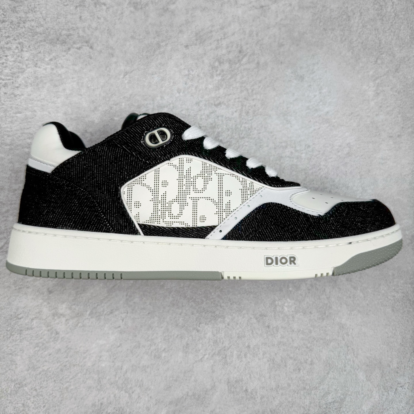 纯原 DIOR 迪奥 B27低帮 经典奢侈品休闲运动板鞋 东莞大厂生产 品质货真价实 代购级别 市面顶级版本 Oblique印花电秀 长时售卖 退换率超低这款B27运动鞋是DIOR的经典单品 和迪奥光滑牛皮革精心制作，侧面饰以米色和黑色提花Oblique印花镶边（激光冲孔）搭配CD lcon孔眼，双色橡胶鞋底，鞋舌和后跟处均饰以标志性细节，更显精致，时尚百搭，可为各种造型增光添彩 蓝色 奶油白色和迪奥灰光滑牛皮革 米色和黑色提花面料oblique印花 鞋底和鞋眼饰以DIOR标志 系带开合搭配CD·lcon孔眼网眼织物里料 双色橡胶外底 侧面缝线拼接结构 含防尘袋和一对鞋带 全套意大利正品包装 尺码 39 40 41 42 43 44 45 46-选品中心