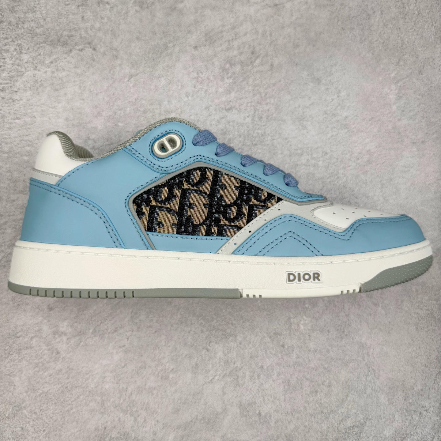 纯原 DIOR 迪奥 B27低帮 经典奢侈品休闲运动板鞋 东莞大厂生产 品质货真价实 代购级别 市面顶级版本 Oblique印花电秀 长时售卖 退换率超低这款B27运动鞋是DIOR的经典单品 和迪奥光滑牛皮革精心制作，侧面饰以米色和黑色提花Oblique印花镶边（激光冲孔）搭配CD lcon孔眼，双色橡胶鞋底，鞋舌和后跟处均饰以标志性细节，更显精致，时尚百搭，可为各种造型增光添彩 蓝色 奶油白色和迪奥灰光滑牛皮革 米色和黑色提花面料oblique印花 鞋底和鞋眼饰以DIOR标志 系带开合搭配CD·lcon孔眼网眼织物里料 双色橡胶外底 侧面缝线拼接结构 含防尘袋和一对鞋带 全套意大利正品包装 尺码 39 40 41 42 43 44 45 46-选品中心