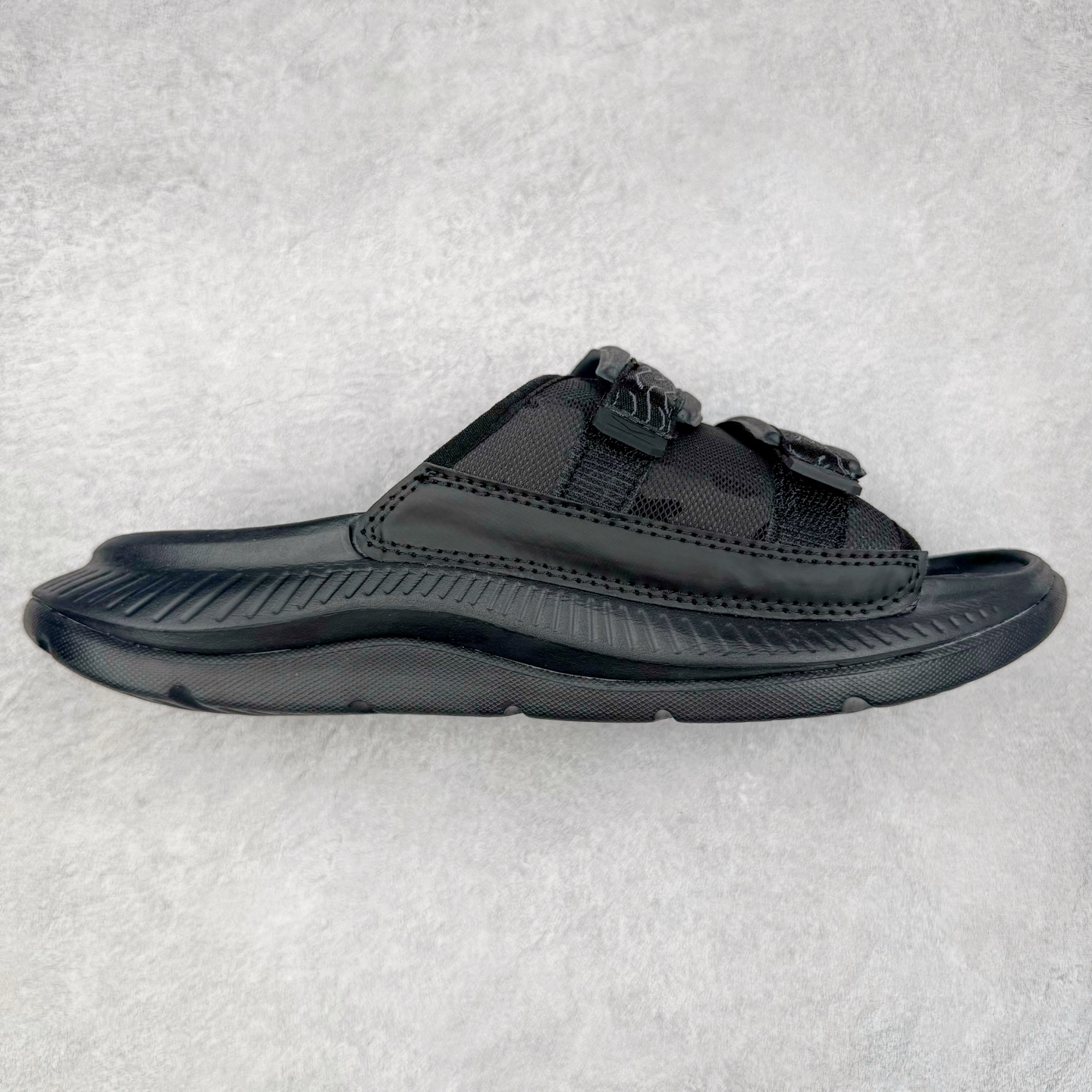 HOKA ONE ONE ORA Luxe 减震轻便舒缓运动 EVA 防滑一字拖鞋 男女同款 实拍调校N版已经零色差零失真 百分百还原实物色彩所见即所得 不存在货不对板色差等低级问题 选购参考实物拍摄 不混卖不参货 只用心做好货严格选品 承诺混一赔十 尺码:36 36.5 37.5 38 38.5 39 40 40.5 41 42 42.5 43 44 44.5 45-选品中心