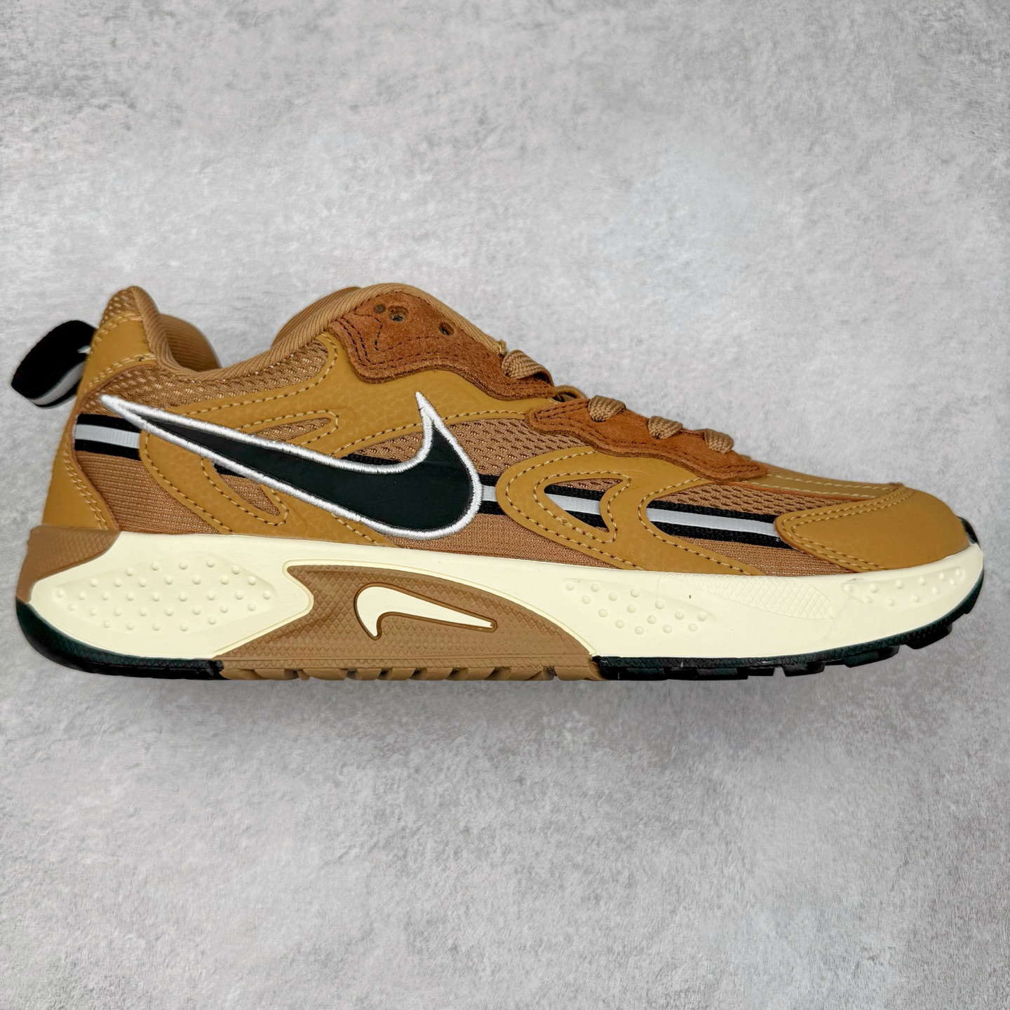 图片[6]-＃奥莱订单福利 NIKE JAM 系列舒适时尚防滑耐磨低帮生活休闲鞋 独家渠道 市面未流通批次 奥莱直播间499 599一样的东西 碾压市面现存所有版本 公司一样的东西 超值回馈 帮你省钱 采用鞋面合成皮革与网眼布设计 以便于运动员在霹雳舞运动中的保护和耐穿 中底设计细节采用翻转SWOOSH设计 使得倒立动作时更显帅气 鞋子中的整体结构下降 有助于提供更好的缓震效果 设计语言来与NIKE 2000年跑跑鞋中汲取的材料组合以及设计语言 鞋子在线条处大量采用反光效果 尺码：36 37.5 38 39 40 41 42 43 44 45-选品中心