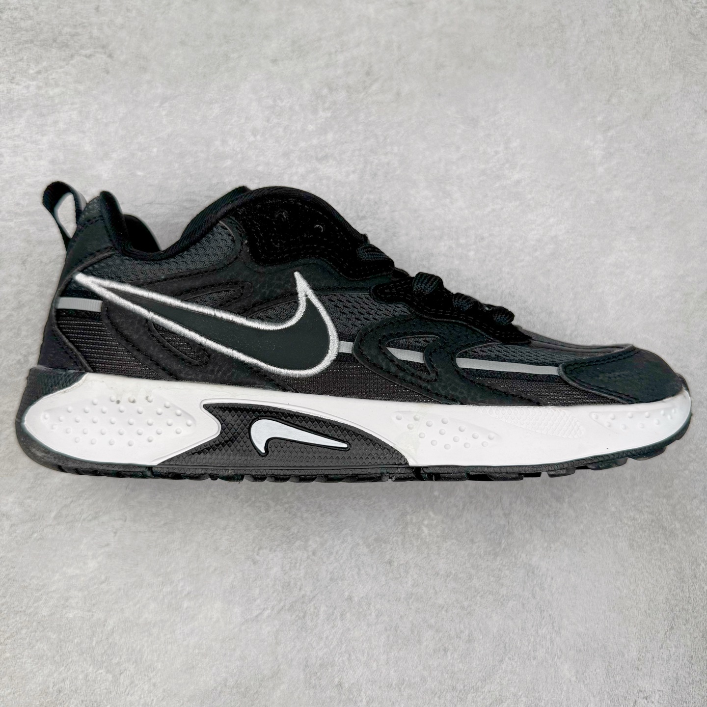 图片[3]-＃奥莱订单福利 NIKE JAM 系列舒适时尚防滑耐磨低帮生活休闲鞋 独家渠道 市面未流通批次 奥莱直播间499 599一样的东西 碾压市面现存所有版本 公司一样的东西 超值回馈 帮你省钱 采用鞋面合成皮革与网眼布设计 以便于运动员在霹雳舞运动中的保护和耐穿 中底设计细节采用翻转SWOOSH设计 使得倒立动作时更显帅气 鞋子中的整体结构下降 有助于提供更好的缓震效果 设计语言来与NIKE 2000年跑跑鞋中汲取的材料组合以及设计语言 鞋子在线条处大量采用反光效果 尺码：36 37.5 38 39 40 41 42 43 44 45-选品中心