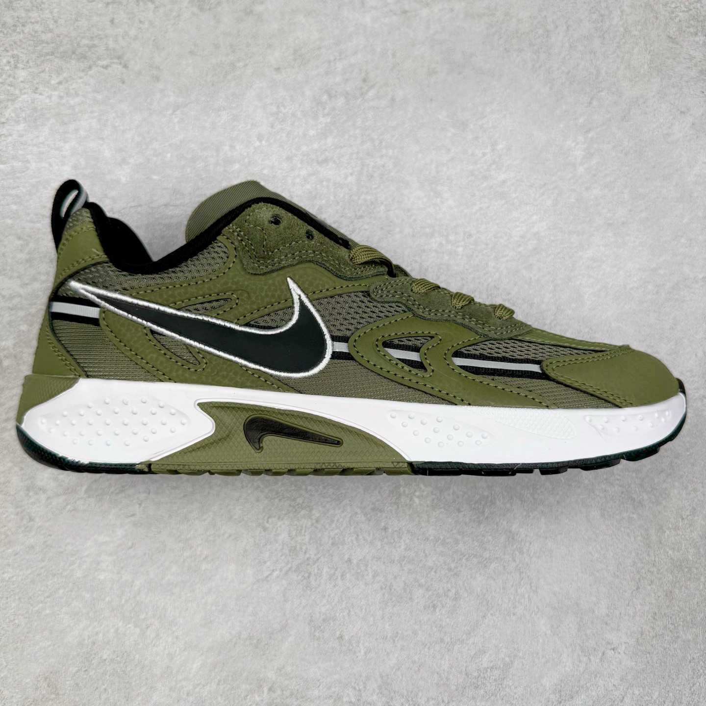 图片[10]-＃奥莱订单福利 NIKE JAM 系列舒适时尚防滑耐磨低帮生活休闲鞋 独家渠道 市面未流通批次 奥莱直播间499 599一样的东西 碾压市面现存所有版本 公司一样的东西 超值回馈 帮你省钱 采用鞋面合成皮革与网眼布设计 以便于运动员在霹雳舞运动中的保护和耐穿 中底设计细节采用翻转SWOOSH设计 使得倒立动作时更显帅气 鞋子中的整体结构下降 有助于提供更好的缓震效果 设计语言来与NIKE 2000年跑跑鞋中汲取的材料组合以及设计语言 鞋子在线条处大量采用反光效果 尺码：36 37.5 38 39 40 41 42 43 44 45-选品中心