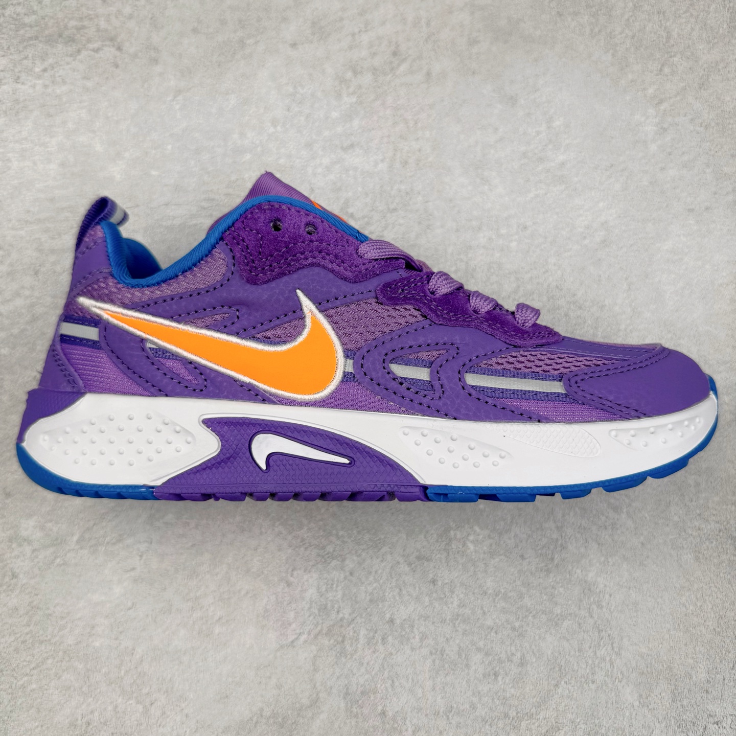 图片[9]-＃奥莱订单福利 NIKE JAM 系列舒适时尚防滑耐磨低帮生活休闲鞋 独家渠道 市面未流通批次 奥莱直播间499 599一样的东西 碾压市面现存所有版本 公司一样的东西 超值回馈 帮你省钱 采用鞋面合成皮革与网眼布设计 以便于运动员在霹雳舞运动中的保护和耐穿 中底设计细节采用翻转SWOOSH设计 使得倒立动作时更显帅气 鞋子中的整体结构下降 有助于提供更好的缓震效果 设计语言来与NIKE 2000年跑跑鞋中汲取的材料组合以及设计语言 鞋子在线条处大量采用反光效果 尺码：36 37.5 38 39 40 41 42 43 44 45-选品中心