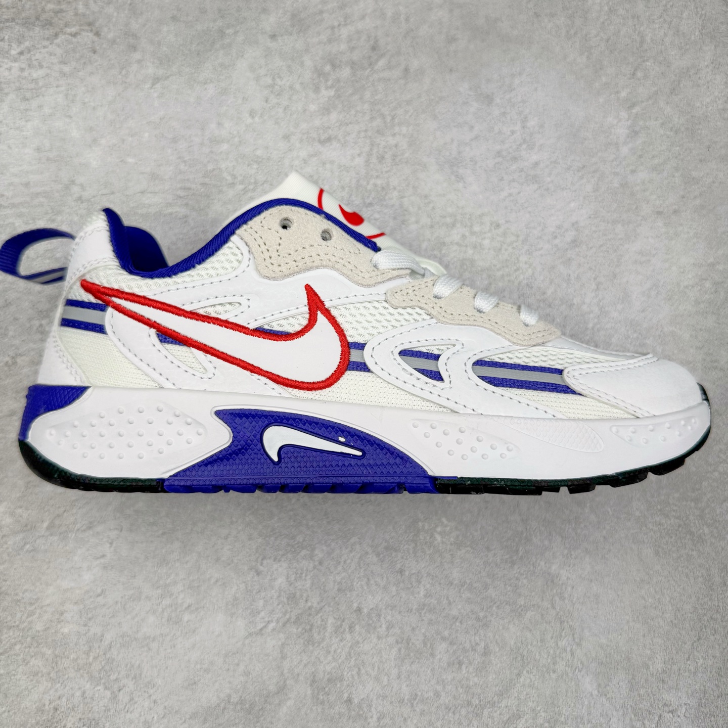 图片[7]-＃奥莱订单福利 NIKE JAM 系列舒适时尚防滑耐磨低帮生活休闲鞋 独家渠道 市面未流通批次 奥莱直播间499 599一样的东西 碾压市面现存所有版本 公司一样的东西 超值回馈 帮你省钱 采用鞋面合成皮革与网眼布设计 以便于运动员在霹雳舞运动中的保护和耐穿 中底设计细节采用翻转SWOOSH设计 使得倒立动作时更显帅气 鞋子中的整体结构下降 有助于提供更好的缓震效果 设计语言来与NIKE 2000年跑跑鞋中汲取的材料组合以及设计语言 鞋子在线条处大量采用反光效果 尺码：36 37.5 38 39 40 41 42 43 44 45-选品中心