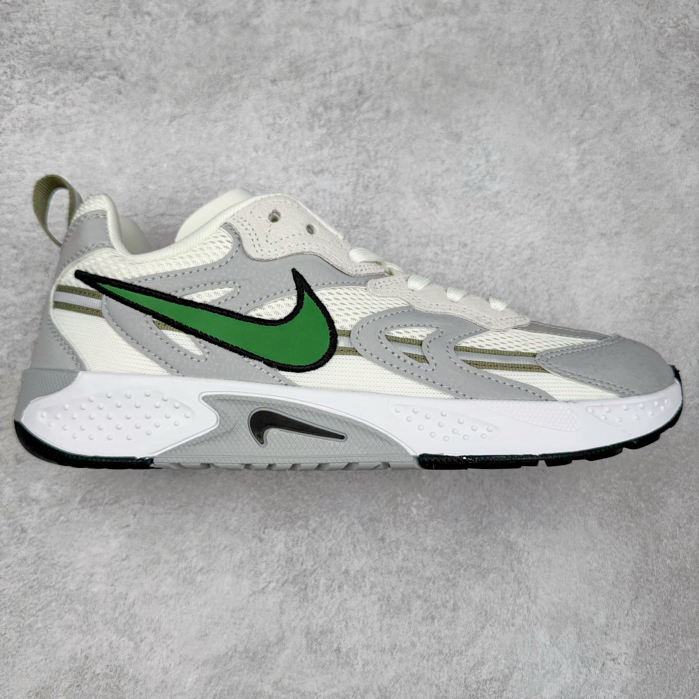 ＃奥莱订单福利 NIKE JAM 系列舒适时尚防滑耐磨低帮生活休闲鞋 独家渠道 市面未流通批次 奥莱直播间499 599一样的东西 碾压市面现存所有版本 公司一样的东西 超值回馈 帮你省钱 采用鞋面合成皮革与网眼布设计 以便于运动员在霹雳舞运动中的保护和耐穿 中底设计细节采用翻转SWOOSH设计 使得倒立动作时更显帅气 鞋子中的整体结构下降 有助于提供更好的缓震效果 设计语言来与NIKE 2000年跑跑鞋中汲取的材料组合以及设计语言 鞋子在线条处大量采用反光效果 尺码：36 37.5 38 39 40 41 42 43 44 45-选品中心