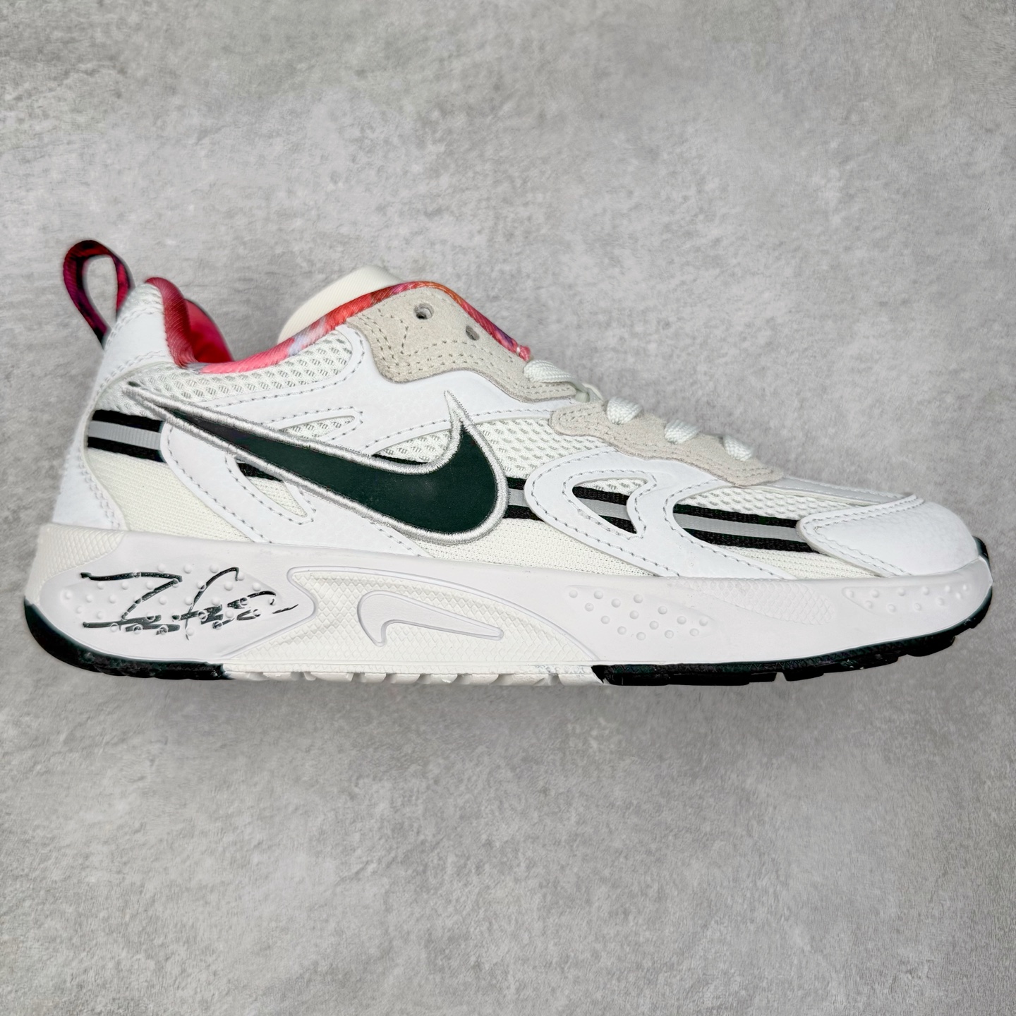 图片[8]-＃奥莱订单福利 NIKE JAM 系列舒适时尚防滑耐磨低帮生活休闲鞋 独家渠道 市面未流通批次 奥莱直播间499 599一样的东西 碾压市面现存所有版本 公司一样的东西 超值回馈 帮你省钱 采用鞋面合成皮革与网眼布设计 以便于运动员在霹雳舞运动中的保护和耐穿 中底设计细节采用翻转SWOOSH设计 使得倒立动作时更显帅气 鞋子中的整体结构下降 有助于提供更好的缓震效果 设计语言来与NIKE 2000年跑跑鞋中汲取的材料组合以及设计语言 鞋子在线条处大量采用反光效果 尺码：36 37.5 38 39 40 41 42 43 44 45-选品中心