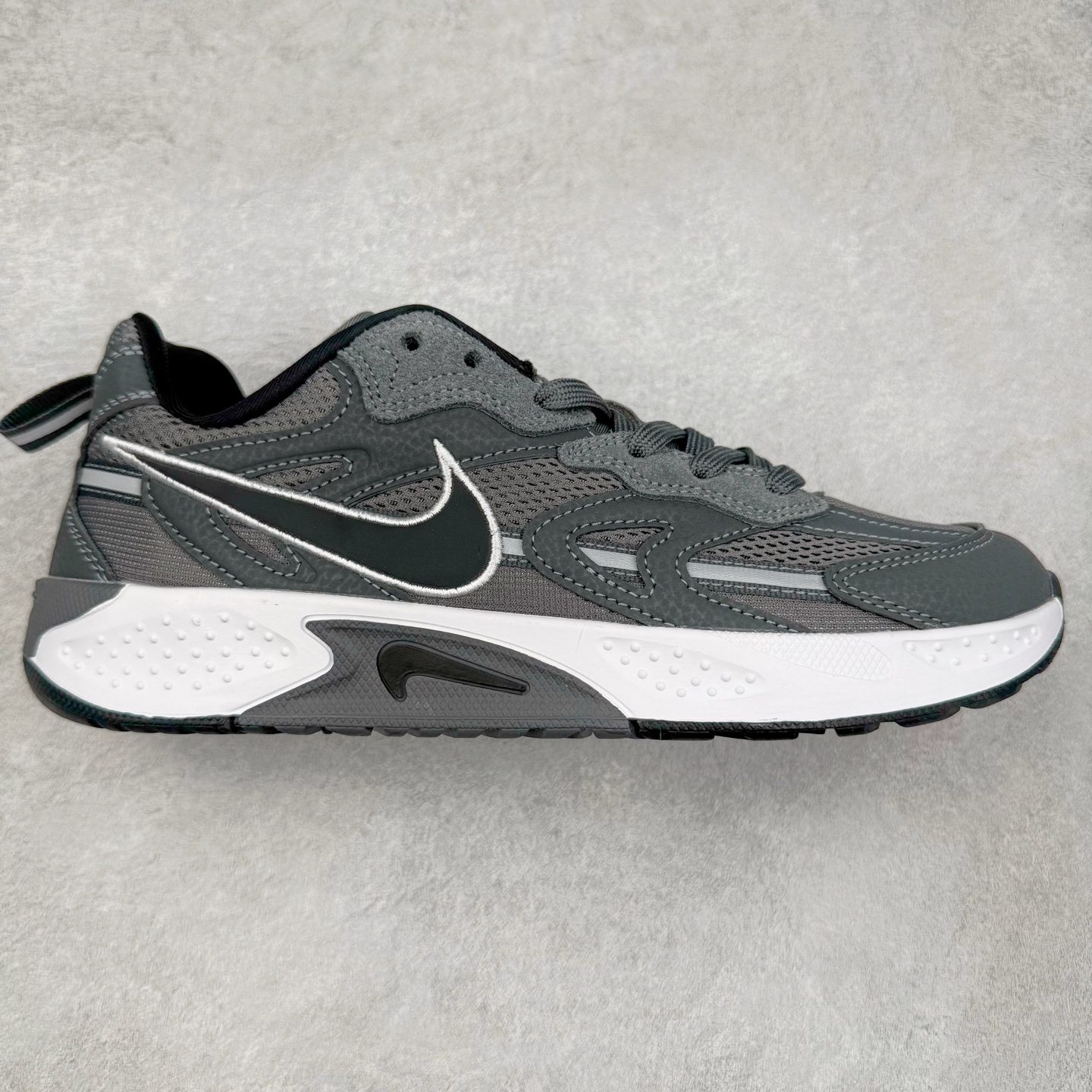 图片[5]-＃奥莱订单福利 NIKE JAM 系列舒适时尚防滑耐磨低帮生活休闲鞋 独家渠道 市面未流通批次 奥莱直播间499 599一样的东西 碾压市面现存所有版本 公司一样的东西 超值回馈 帮你省钱 采用鞋面合成皮革与网眼布设计 以便于运动员在霹雳舞运动中的保护和耐穿 中底设计细节采用翻转SWOOSH设计 使得倒立动作时更显帅气 鞋子中的整体结构下降 有助于提供更好的缓震效果 设计语言来与NIKE 2000年跑跑鞋中汲取的材料组合以及设计语言 鞋子在线条处大量采用反光效果 尺码：36 37.5 38 39 40 41 42 43 44 45-选品中心