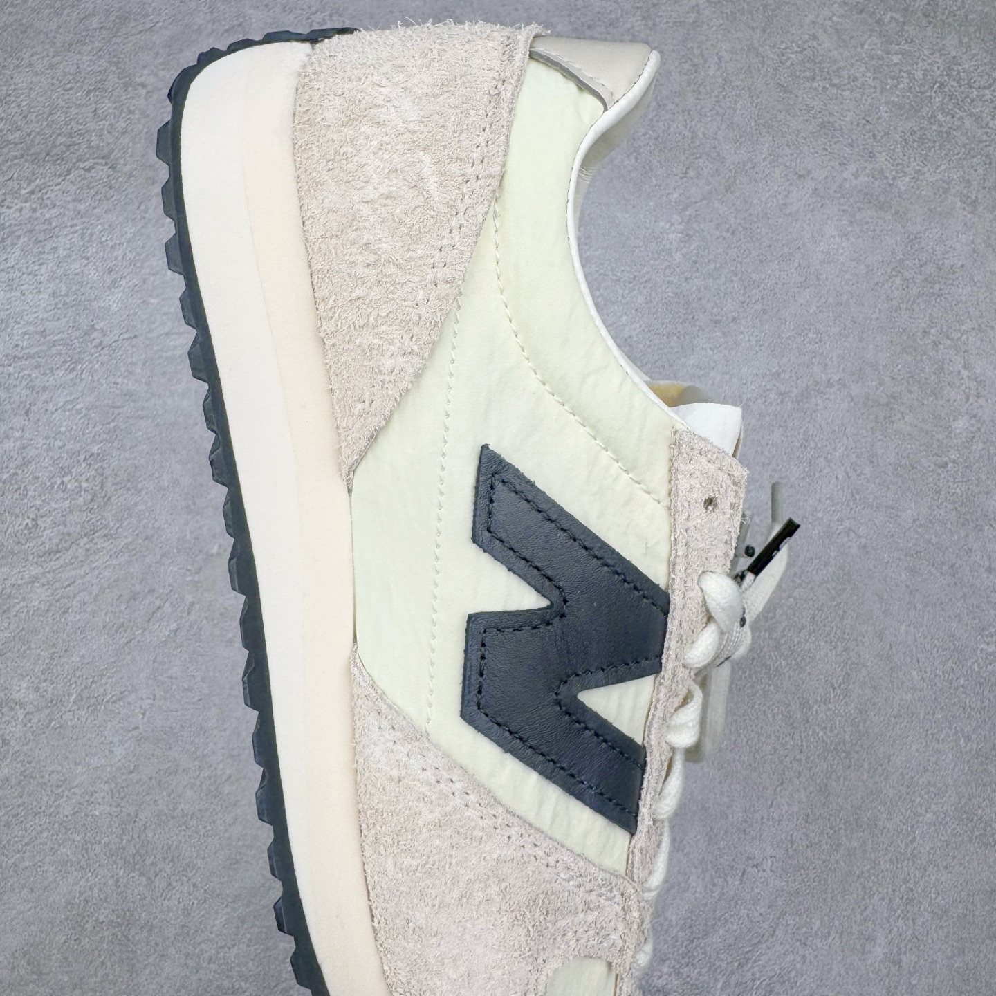 图片[6]-＃总裁 New Balance U471AM NB新百伦织物牛剖层革春夏薄底鞋防滑耐磨平衡轻便低帮生活休闲鞋 原档数据独立私模大底 唯一正确三层组合大底 特高弹切片加持 百分百还原原鞋脚感 NB市场最强产物 防伪原标全套原楦原纸板原厂数据开发 全鞋电脑针车加持 原厂网布 原装进口头层翻毛皮料正确绒感卡色 正确中底拉帮中底网布细节 匠心打造 耗时两个月开发完成 工艺极其复杂难度可想而知 高端零售专供产物 尺码：36 37 37.5 38 38.5 39.5 40 40.5 41.5 42 42.5 43 44 44.5 45 45.5 46.5 47-选品中心