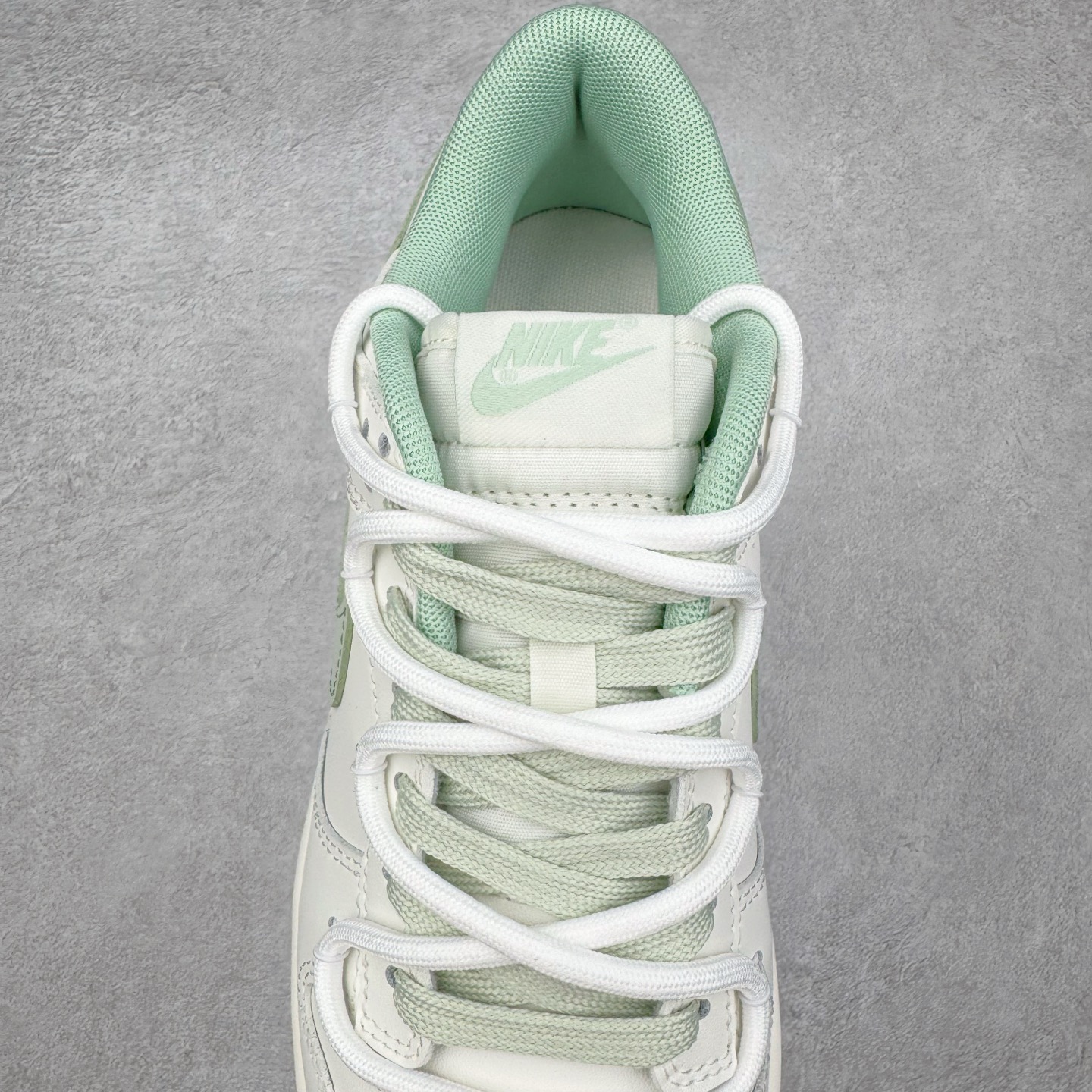 图片[5]-＃YC纯原 NK Dunk Low 雾草汀烟 WG0508-048 当第一缕晨雾轻吻草甸，薄烟袅袅升腾，以纯净素白为底，将这抹东方意蕴，凝聚于足尖。鼠尾草绿Swoosh如风中摇曳的新芽，勾勒出盛夏的清新灵动。缠绕的米白绑绳鞋带，简约又不简单，清新而不造作。每一步，都仿佛踏在清晨的薄雾草甸之上，唤醒心底那份最纯粹的自然舒适感。定制系列天花板 无原鞋不开发 全系列得物原鞋一比一校对开发 配色持续更新中 终端对接 优势输出 全套原厂楦头原纸板数据档案倾力打造 原汁原味莞产 极致还原 圈内最强针车工艺 高端零售指定版 广东原厂配套原盒原标 鞋盒分三个尺码段 原厂冲刀 超高清洁度 全鞋零毛边皮料切割 采用原厂百宏鞋带以及原厂百宏织唛舌标 内标可供原厂几率过验 进口原装条纹中底布 四线拉帮白色点胶 原厂拉帮手法遵循公司 原厂电绣 极致还原 尺码：36 36.5 37.5 38 38.5 39 40 40.5 41 42 42.5 43 44 44.5 45 46-选品中心