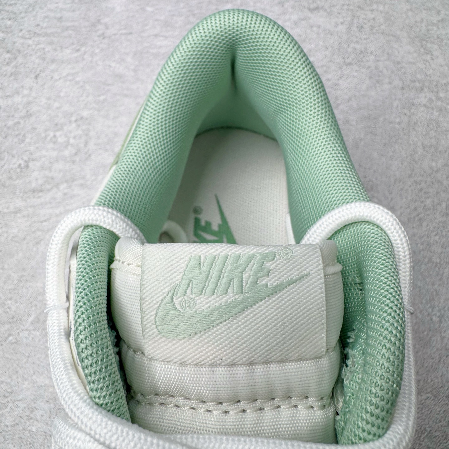 图片[14]-＃YC纯原 NK Dunk Low 雾草汀烟 WG0508-048 当第一缕晨雾轻吻草甸，薄烟袅袅升腾，以纯净素白为底，将这抹东方意蕴，凝聚于足尖。鼠尾草绿Swoosh如风中摇曳的新芽，勾勒出盛夏的清新灵动。缠绕的米白绑绳鞋带，简约又不简单，清新而不造作。每一步，都仿佛踏在清晨的薄雾草甸之上，唤醒心底那份最纯粹的自然舒适感。定制系列天花板 无原鞋不开发 全系列得物原鞋一比一校对开发 配色持续更新中 终端对接 优势输出 全套原厂楦头原纸板数据档案倾力打造 原汁原味莞产 极致还原 圈内最强针车工艺 高端零售指定版 广东原厂配套原盒原标 鞋盒分三个尺码段 原厂冲刀 超高清洁度 全鞋零毛边皮料切割 采用原厂百宏鞋带以及原厂百宏织唛舌标 内标可供原厂几率过验 进口原装条纹中底布 四线拉帮白色点胶 原厂拉帮手法遵循公司 原厂电绣 极致还原 尺码：36 36.5 37.5 38 38.5 39 40 40.5 41 42 42.5 43 44 44.5 45 46-选品中心