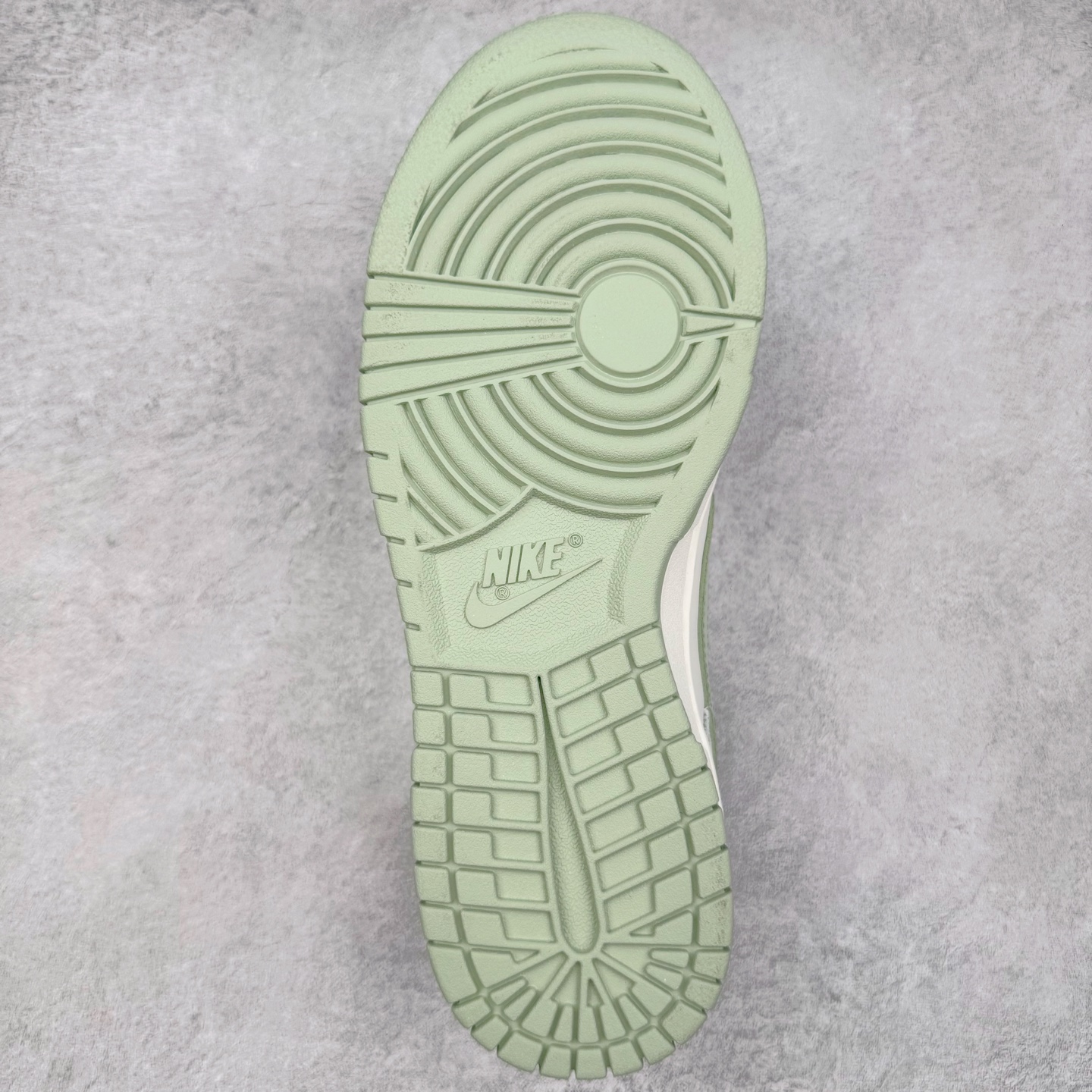 图片[9]-＃YC纯原 NK Dunk Low 雾草汀烟 WG0508-048 当第一缕晨雾轻吻草甸，薄烟袅袅升腾，以纯净素白为底，将这抹东方意蕴，凝聚于足尖。鼠尾草绿Swoosh如风中摇曳的新芽，勾勒出盛夏的清新灵动。缠绕的米白绑绳鞋带，简约又不简单，清新而不造作。每一步，都仿佛踏在清晨的薄雾草甸之上，唤醒心底那份最纯粹的自然舒适感。定制系列天花板 无原鞋不开发 全系列得物原鞋一比一校对开发 配色持续更新中 终端对接 优势输出 全套原厂楦头原纸板数据档案倾力打造 原汁原味莞产 极致还原 圈内最强针车工艺 高端零售指定版 广东原厂配套原盒原标 鞋盒分三个尺码段 原厂冲刀 超高清洁度 全鞋零毛边皮料切割 采用原厂百宏鞋带以及原厂百宏织唛舌标 内标可供原厂几率过验 进口原装条纹中底布 四线拉帮白色点胶 原厂拉帮手法遵循公司 原厂电绣 极致还原 尺码：36 36.5 37.5 38 38.5 39 40 40.5 41 42 42.5 43 44 44.5 45 46-选品中心