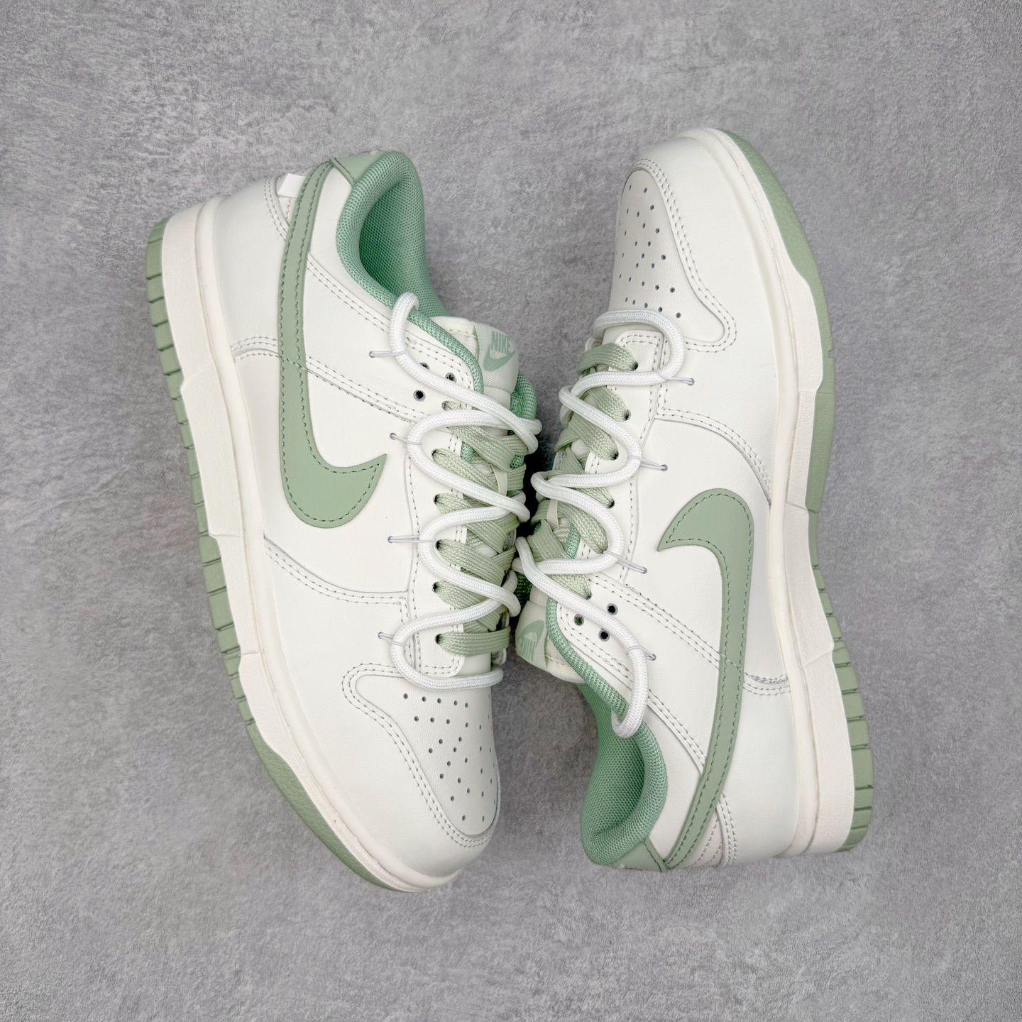 图片[3]-＃YC纯原 NK Dunk Low 雾草汀烟 WG0508-048 当第一缕晨雾轻吻草甸，薄烟袅袅升腾，以纯净素白为底，将这抹东方意蕴，凝聚于足尖。鼠尾草绿Swoosh如风中摇曳的新芽，勾勒出盛夏的清新灵动。缠绕的米白绑绳鞋带，简约又不简单，清新而不造作。每一步，都仿佛踏在清晨的薄雾草甸之上，唤醒心底那份最纯粹的自然舒适感。定制系列天花板 无原鞋不开发 全系列得物原鞋一比一校对开发 配色持续更新中 终端对接 优势输出 全套原厂楦头原纸板数据档案倾力打造 原汁原味莞产 极致还原 圈内最强针车工艺 高端零售指定版 广东原厂配套原盒原标 鞋盒分三个尺码段 原厂冲刀 超高清洁度 全鞋零毛边皮料切割 采用原厂百宏鞋带以及原厂百宏织唛舌标 内标可供原厂几率过验 进口原装条纹中底布 四线拉帮白色点胶 原厂拉帮手法遵循公司 原厂电绣 极致还原 尺码：36 36.5 37.5 38 38.5 39 40 40.5 41 42 42.5 43 44 44.5 45 46-选品中心