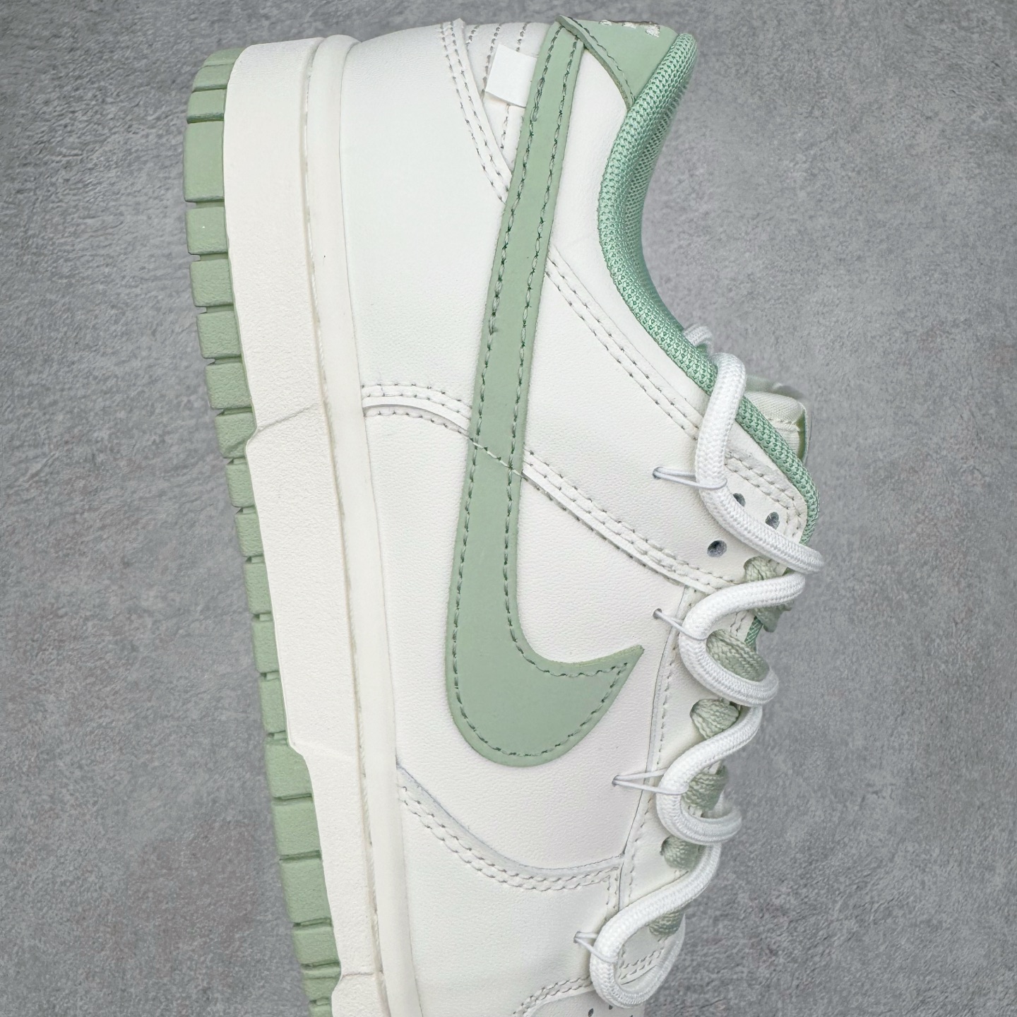 图片[6]-＃YC纯原 NK Dunk Low 雾草汀烟 WG0508-048 当第一缕晨雾轻吻草甸，薄烟袅袅升腾，以纯净素白为底，将这抹东方意蕴，凝聚于足尖。鼠尾草绿Swoosh如风中摇曳的新芽，勾勒出盛夏的清新灵动。缠绕的米白绑绳鞋带，简约又不简单，清新而不造作。每一步，都仿佛踏在清晨的薄雾草甸之上，唤醒心底那份最纯粹的自然舒适感。定制系列天花板 无原鞋不开发 全系列得物原鞋一比一校对开发 配色持续更新中 终端对接 优势输出 全套原厂楦头原纸板数据档案倾力打造 原汁原味莞产 极致还原 圈内最强针车工艺 高端零售指定版 广东原厂配套原盒原标 鞋盒分三个尺码段 原厂冲刀 超高清洁度 全鞋零毛边皮料切割 采用原厂百宏鞋带以及原厂百宏织唛舌标 内标可供原厂几率过验 进口原装条纹中底布 四线拉帮白色点胶 原厂拉帮手法遵循公司 原厂电绣 极致还原 尺码：36 36.5 37.5 38 38.5 39 40 40.5 41 42 42.5 43 44 44.5 45 46-选品中心