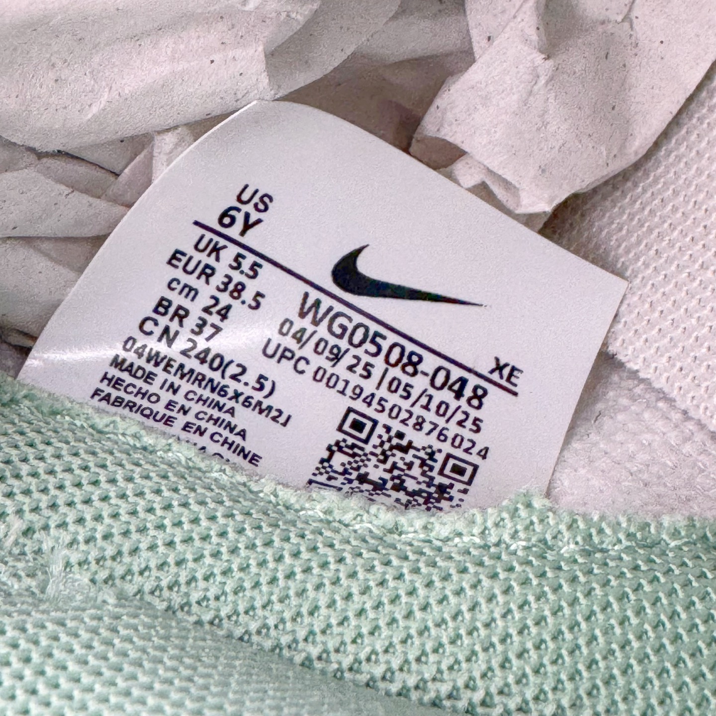 图片[13]-＃YC纯原 NK Dunk Low 雾草汀烟 WG0508-048 当第一缕晨雾轻吻草甸，薄烟袅袅升腾，以纯净素白为底，将这抹东方意蕴，凝聚于足尖。鼠尾草绿Swoosh如风中摇曳的新芽，勾勒出盛夏的清新灵动。缠绕的米白绑绳鞋带，简约又不简单，清新而不造作。每一步，都仿佛踏在清晨的薄雾草甸之上，唤醒心底那份最纯粹的自然舒适感。定制系列天花板 无原鞋不开发 全系列得物原鞋一比一校对开发 配色持续更新中 终端对接 优势输出 全套原厂楦头原纸板数据档案倾力打造 原汁原味莞产 极致还原 圈内最强针车工艺 高端零售指定版 广东原厂配套原盒原标 鞋盒分三个尺码段 原厂冲刀 超高清洁度 全鞋零毛边皮料切割 采用原厂百宏鞋带以及原厂百宏织唛舌标 内标可供原厂几率过验 进口原装条纹中底布 四线拉帮白色点胶 原厂拉帮手法遵循公司 原厂电绣 极致还原 尺码：36 36.5 37.5 38 38.5 39 40 40.5 41 42 42.5 43 44 44.5 45 46-选品中心