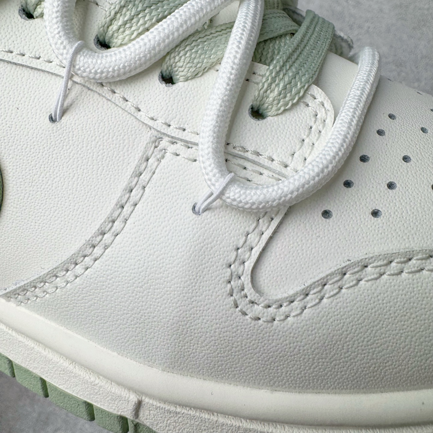 图片[18]-＃YC纯原 NK Dunk Low 雾草汀烟 WG0508-048 当第一缕晨雾轻吻草甸，薄烟袅袅升腾，以纯净素白为底，将这抹东方意蕴，凝聚于足尖。鼠尾草绿Swoosh如风中摇曳的新芽，勾勒出盛夏的清新灵动。缠绕的米白绑绳鞋带，简约又不简单，清新而不造作。每一步，都仿佛踏在清晨的薄雾草甸之上，唤醒心底那份最纯粹的自然舒适感。定制系列天花板 无原鞋不开发 全系列得物原鞋一比一校对开发 配色持续更新中 终端对接 优势输出 全套原厂楦头原纸板数据档案倾力打造 原汁原味莞产 极致还原 圈内最强针车工艺 高端零售指定版 广东原厂配套原盒原标 鞋盒分三个尺码段 原厂冲刀 超高清洁度 全鞋零毛边皮料切割 采用原厂百宏鞋带以及原厂百宏织唛舌标 内标可供原厂几率过验 进口原装条纹中底布 四线拉帮白色点胶 原厂拉帮手法遵循公司 原厂电绣 极致还原 尺码：36 36.5 37.5 38 38.5 39 40 40.5 41 42 42.5 43 44 44.5 45 46-选品中心
