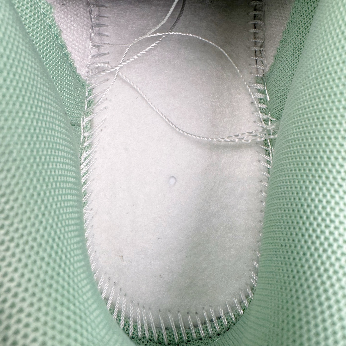 图片[12]-＃YC纯原 NK Dunk Low 雾草汀烟 WG0508-048 当第一缕晨雾轻吻草甸，薄烟袅袅升腾，以纯净素白为底，将这抹东方意蕴，凝聚于足尖。鼠尾草绿Swoosh如风中摇曳的新芽，勾勒出盛夏的清新灵动。缠绕的米白绑绳鞋带，简约又不简单，清新而不造作。每一步，都仿佛踏在清晨的薄雾草甸之上，唤醒心底那份最纯粹的自然舒适感。定制系列天花板 无原鞋不开发 全系列得物原鞋一比一校对开发 配色持续更新中 终端对接 优势输出 全套原厂楦头原纸板数据档案倾力打造 原汁原味莞产 极致还原 圈内最强针车工艺 高端零售指定版 广东原厂配套原盒原标 鞋盒分三个尺码段 原厂冲刀 超高清洁度 全鞋零毛边皮料切割 采用原厂百宏鞋带以及原厂百宏织唛舌标 内标可供原厂几率过验 进口原装条纹中底布 四线拉帮白色点胶 原厂拉帮手法遵循公司 原厂电绣 极致还原 尺码：36 36.5 37.5 38 38.5 39 40 40.5 41 42 42.5 43 44 44.5 45 46-选品中心