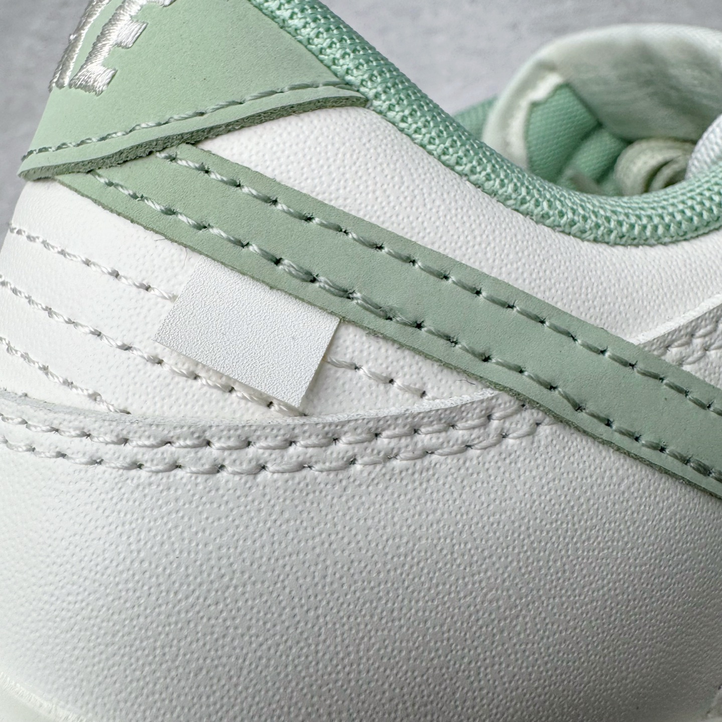 图片[16]-＃YC纯原 NK Dunk Low 雾草汀烟 WG0508-048 当第一缕晨雾轻吻草甸，薄烟袅袅升腾，以纯净素白为底，将这抹东方意蕴，凝聚于足尖。鼠尾草绿Swoosh如风中摇曳的新芽，勾勒出盛夏的清新灵动。缠绕的米白绑绳鞋带，简约又不简单，清新而不造作。每一步，都仿佛踏在清晨的薄雾草甸之上，唤醒心底那份最纯粹的自然舒适感。定制系列天花板 无原鞋不开发 全系列得物原鞋一比一校对开发 配色持续更新中 终端对接 优势输出 全套原厂楦头原纸板数据档案倾力打造 原汁原味莞产 极致还原 圈内最强针车工艺 高端零售指定版 广东原厂配套原盒原标 鞋盒分三个尺码段 原厂冲刀 超高清洁度 全鞋零毛边皮料切割 采用原厂百宏鞋带以及原厂百宏织唛舌标 内标可供原厂几率过验 进口原装条纹中底布 四线拉帮白色点胶 原厂拉帮手法遵循公司 原厂电绣 极致还原 尺码：36 36.5 37.5 38 38.5 39 40 40.5 41 42 42.5 43 44 44.5 45 46-选品中心