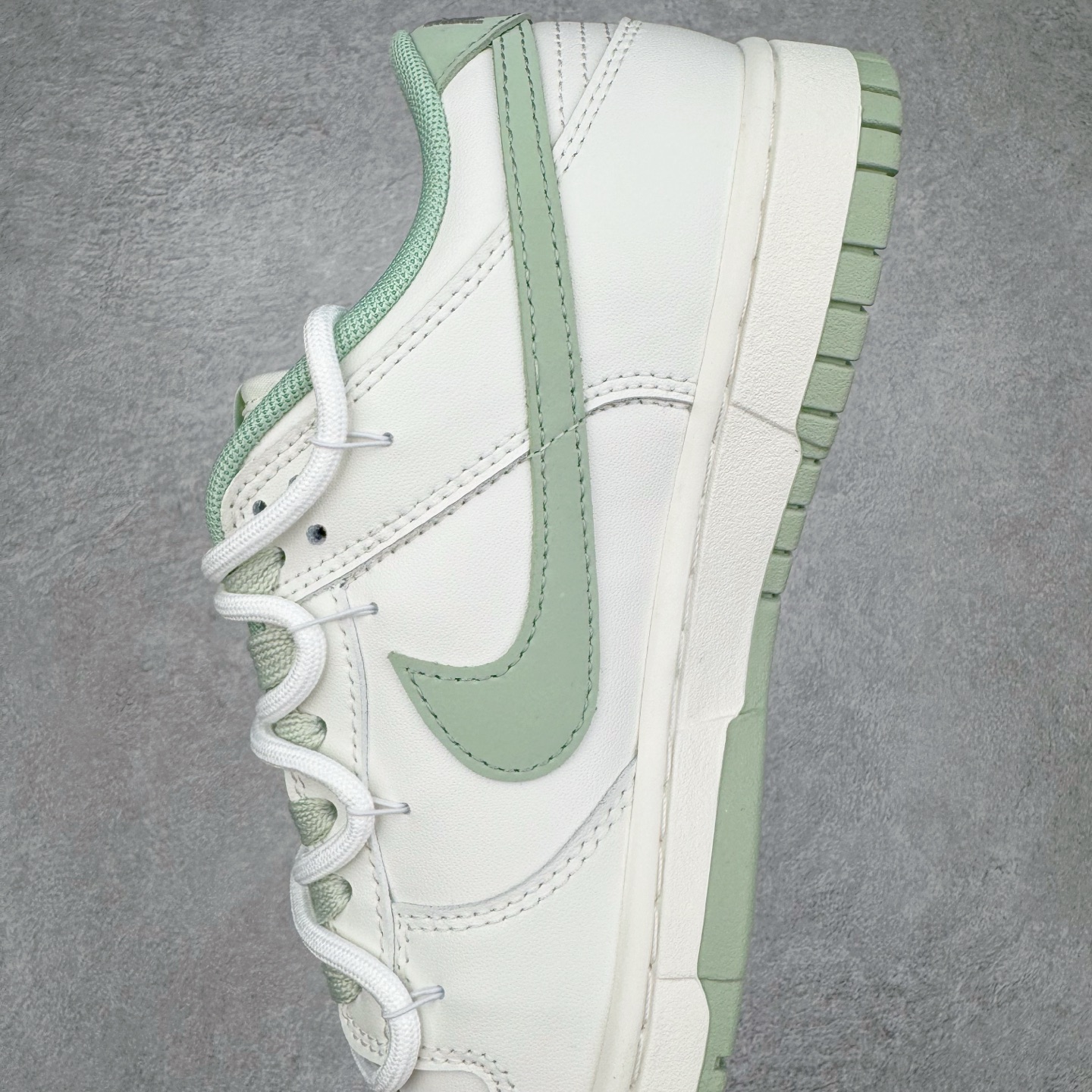 图片[7]-＃YC纯原 NK Dunk Low 雾草汀烟 WG0508-048 当第一缕晨雾轻吻草甸，薄烟袅袅升腾，以纯净素白为底，将这抹东方意蕴，凝聚于足尖。鼠尾草绿Swoosh如风中摇曳的新芽，勾勒出盛夏的清新灵动。缠绕的米白绑绳鞋带，简约又不简单，清新而不造作。每一步，都仿佛踏在清晨的薄雾草甸之上，唤醒心底那份最纯粹的自然舒适感。定制系列天花板 无原鞋不开发 全系列得物原鞋一比一校对开发 配色持续更新中 终端对接 优势输出 全套原厂楦头原纸板数据档案倾力打造 原汁原味莞产 极致还原 圈内最强针车工艺 高端零售指定版 广东原厂配套原盒原标 鞋盒分三个尺码段 原厂冲刀 超高清洁度 全鞋零毛边皮料切割 采用原厂百宏鞋带以及原厂百宏织唛舌标 内标可供原厂几率过验 进口原装条纹中底布 四线拉帮白色点胶 原厂拉帮手法遵循公司 原厂电绣 极致还原 尺码：36 36.5 37.5 38 38.5 39 40 40.5 41 42 42.5 43 44 44.5 45 46-选品中心