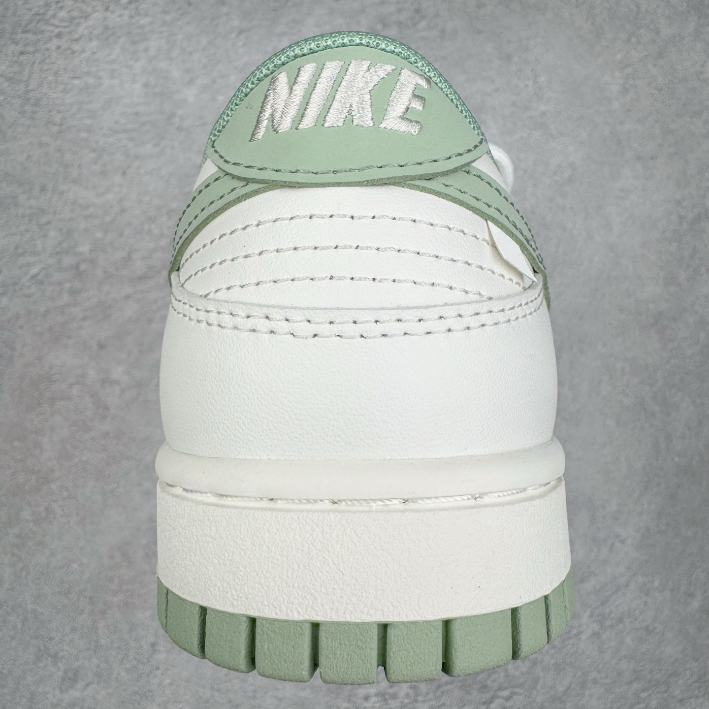 图片[8]-＃YC纯原 NK Dunk Low 雾草汀烟 WG0508-048 当第一缕晨雾轻吻草甸，薄烟袅袅升腾，以纯净素白为底，将这抹东方意蕴，凝聚于足尖。鼠尾草绿Swoosh如风中摇曳的新芽，勾勒出盛夏的清新灵动。缠绕的米白绑绳鞋带，简约又不简单，清新而不造作。每一步，都仿佛踏在清晨的薄雾草甸之上，唤醒心底那份最纯粹的自然舒适感。定制系列天花板 无原鞋不开发 全系列得物原鞋一比一校对开发 配色持续更新中 终端对接 优势输出 全套原厂楦头原纸板数据档案倾力打造 原汁原味莞产 极致还原 圈内最强针车工艺 高端零售指定版 广东原厂配套原盒原标 鞋盒分三个尺码段 原厂冲刀 超高清洁度 全鞋零毛边皮料切割 采用原厂百宏鞋带以及原厂百宏织唛舌标 内标可供原厂几率过验 进口原装条纹中底布 四线拉帮白色点胶 原厂拉帮手法遵循公司 原厂电绣 极致还原 尺码：36 36.5 37.5 38 38.5 39 40 40.5 41 42 42.5 43 44 44.5 45 46-选品中心