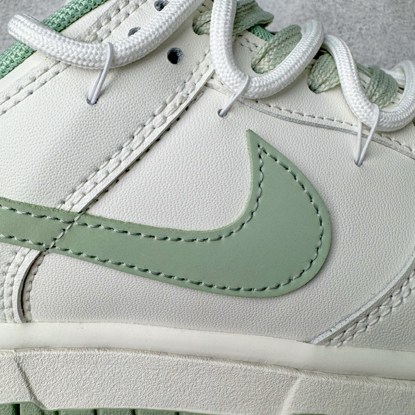 图片[17]-＃YC纯原 NK Dunk Low 雾草汀烟 WG0508-048 当第一缕晨雾轻吻草甸，薄烟袅袅升腾，以纯净素白为底，将这抹东方意蕴，凝聚于足尖。鼠尾草绿Swoosh如风中摇曳的新芽，勾勒出盛夏的清新灵动。缠绕的米白绑绳鞋带，简约又不简单，清新而不造作。每一步，都仿佛踏在清晨的薄雾草甸之上，唤醒心底那份最纯粹的自然舒适感。定制系列天花板 无原鞋不开发 全系列得物原鞋一比一校对开发 配色持续更新中 终端对接 优势输出 全套原厂楦头原纸板数据档案倾力打造 原汁原味莞产 极致还原 圈内最强针车工艺 高端零售指定版 广东原厂配套原盒原标 鞋盒分三个尺码段 原厂冲刀 超高清洁度 全鞋零毛边皮料切割 采用原厂百宏鞋带以及原厂百宏织唛舌标 内标可供原厂几率过验 进口原装条纹中底布 四线拉帮白色点胶 原厂拉帮手法遵循公司 原厂电绣 极致还原 尺码：36 36.5 37.5 38 38.5 39 40 40.5 41 42 42.5 43 44 44.5 45 46-选品中心