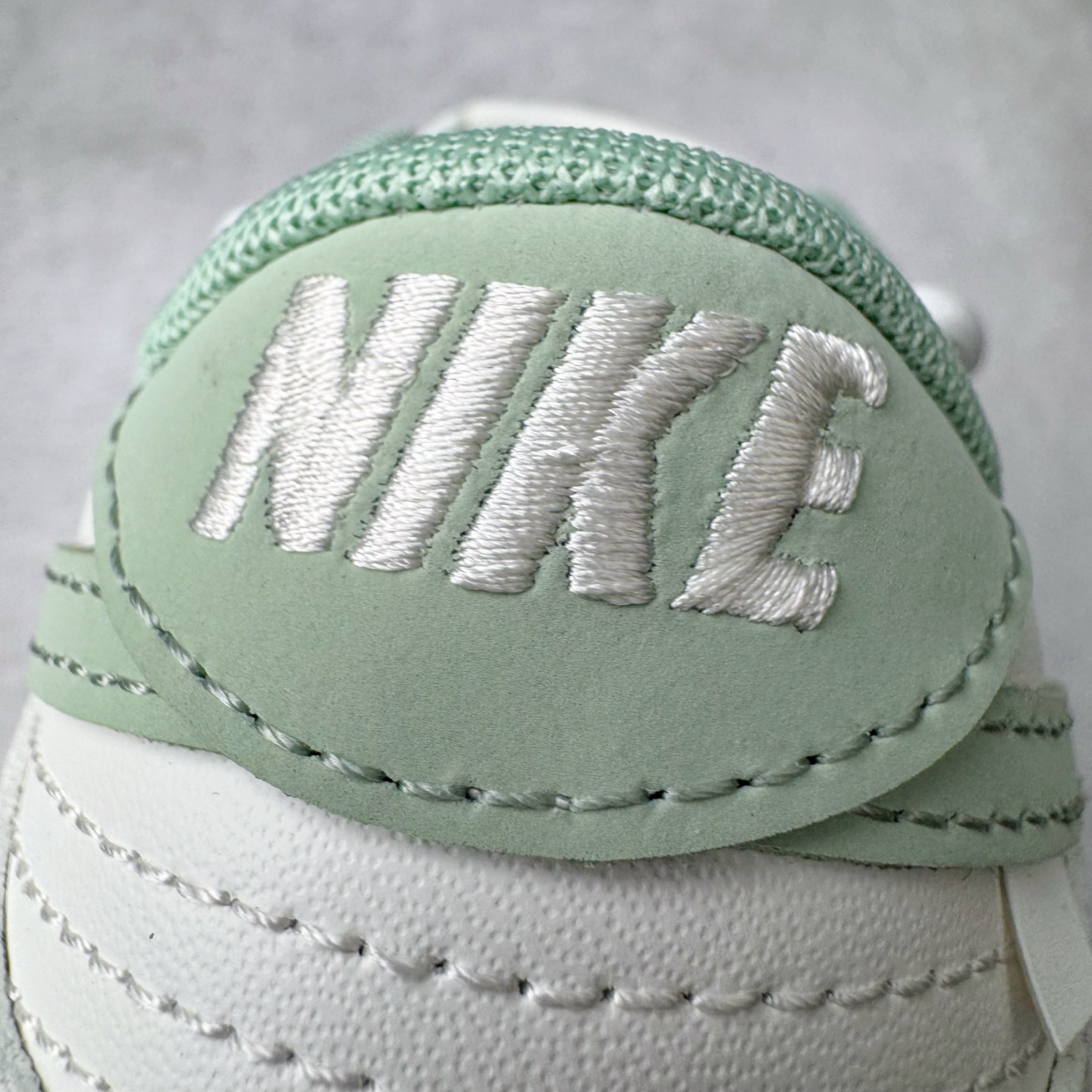 图片[15]-＃YC纯原 NK Dunk Low 雾草汀烟 WG0508-048 当第一缕晨雾轻吻草甸，薄烟袅袅升腾，以纯净素白为底，将这抹东方意蕴，凝聚于足尖。鼠尾草绿Swoosh如风中摇曳的新芽，勾勒出盛夏的清新灵动。缠绕的米白绑绳鞋带，简约又不简单，清新而不造作。每一步，都仿佛踏在清晨的薄雾草甸之上，唤醒心底那份最纯粹的自然舒适感。定制系列天花板 无原鞋不开发 全系列得物原鞋一比一校对开发 配色持续更新中 终端对接 优势输出 全套原厂楦头原纸板数据档案倾力打造 原汁原味莞产 极致还原 圈内最强针车工艺 高端零售指定版 广东原厂配套原盒原标 鞋盒分三个尺码段 原厂冲刀 超高清洁度 全鞋零毛边皮料切割 采用原厂百宏鞋带以及原厂百宏织唛舌标 内标可供原厂几率过验 进口原装条纹中底布 四线拉帮白色点胶 原厂拉帮手法遵循公司 原厂电绣 极致还原 尺码：36 36.5 37.5 38 38.5 39 40 40.5 41 42 42.5 43 44 44.5 45 46-选品中心