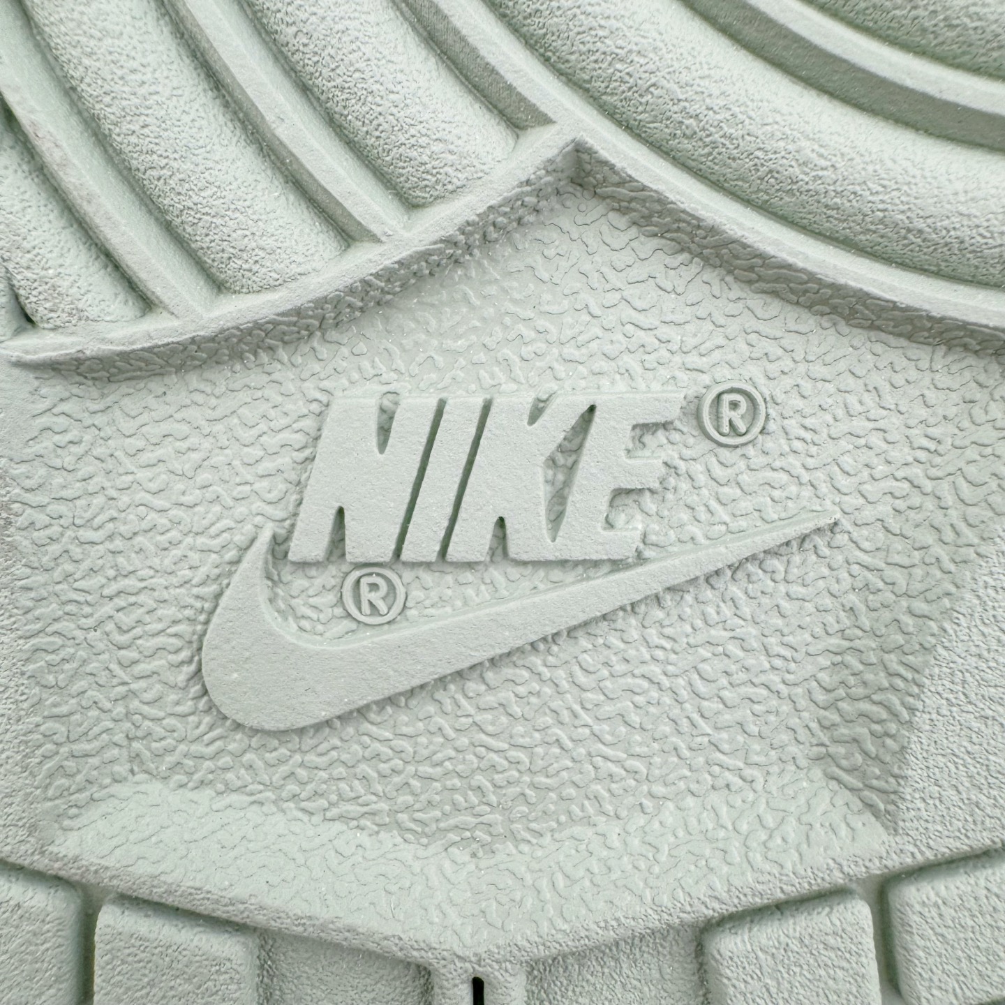 图片[10]-＃YC纯原 NK Dunk Low 雾草汀烟 WG0508-048 当第一缕晨雾轻吻草甸，薄烟袅袅升腾，以纯净素白为底，将这抹东方意蕴，凝聚于足尖。鼠尾草绿Swoosh如风中摇曳的新芽，勾勒出盛夏的清新灵动。缠绕的米白绑绳鞋带，简约又不简单，清新而不造作。每一步，都仿佛踏在清晨的薄雾草甸之上，唤醒心底那份最纯粹的自然舒适感。定制系列天花板 无原鞋不开发 全系列得物原鞋一比一校对开发 配色持续更新中 终端对接 优势输出 全套原厂楦头原纸板数据档案倾力打造 原汁原味莞产 极致还原 圈内最强针车工艺 高端零售指定版 广东原厂配套原盒原标 鞋盒分三个尺码段 原厂冲刀 超高清洁度 全鞋零毛边皮料切割 采用原厂百宏鞋带以及原厂百宏织唛舌标 内标可供原厂几率过验 进口原装条纹中底布 四线拉帮白色点胶 原厂拉帮手法遵循公司 原厂电绣 极致还原 尺码：36 36.5 37.5 38 38.5 39 40 40.5 41 42 42.5 43 44 44.5 45 46-选品中心