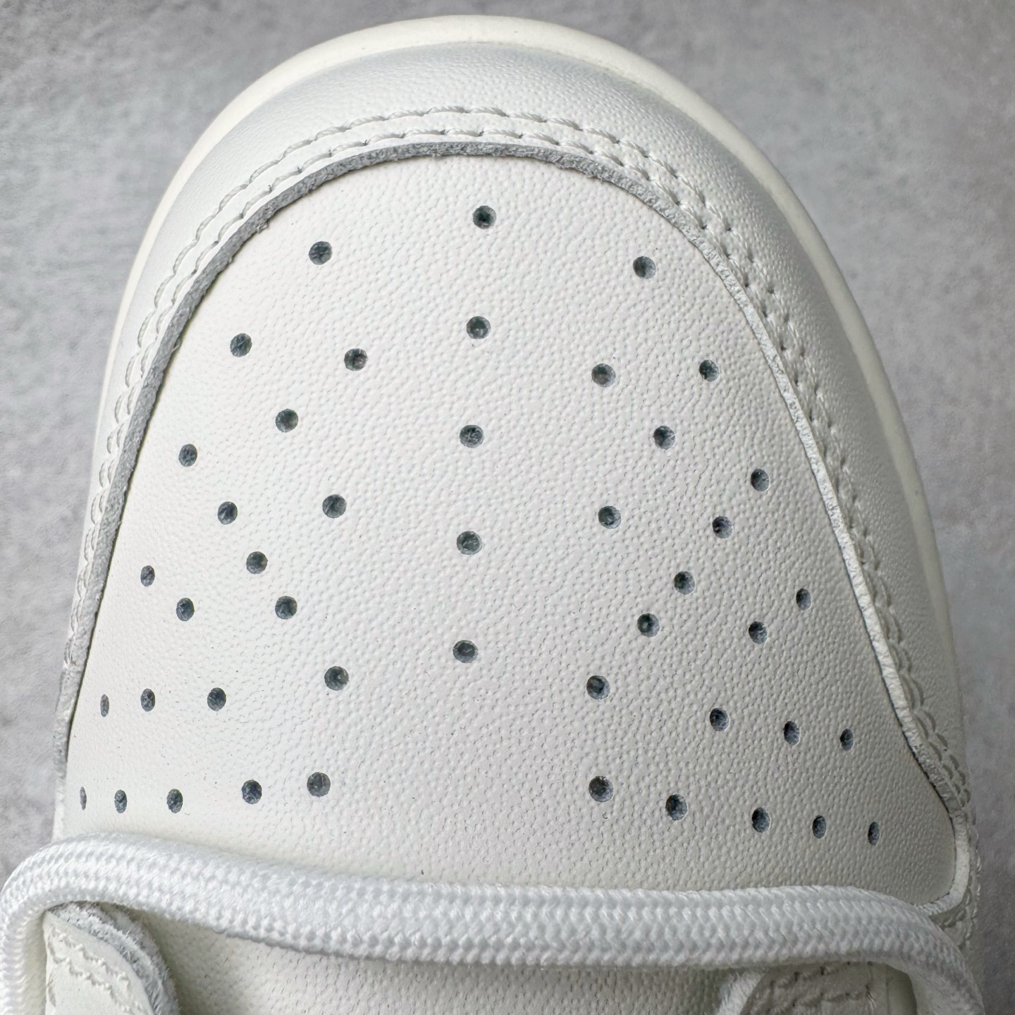 图片[19]-＃YC纯原 NK Dunk Low 雾草汀烟 WG0508-048 当第一缕晨雾轻吻草甸，薄烟袅袅升腾，以纯净素白为底，将这抹东方意蕴，凝聚于足尖。鼠尾草绿Swoosh如风中摇曳的新芽，勾勒出盛夏的清新灵动。缠绕的米白绑绳鞋带，简约又不简单，清新而不造作。每一步，都仿佛踏在清晨的薄雾草甸之上，唤醒心底那份最纯粹的自然舒适感。定制系列天花板 无原鞋不开发 全系列得物原鞋一比一校对开发 配色持续更新中 终端对接 优势输出 全套原厂楦头原纸板数据档案倾力打造 原汁原味莞产 极致还原 圈内最强针车工艺 高端零售指定版 广东原厂配套原盒原标 鞋盒分三个尺码段 原厂冲刀 超高清洁度 全鞋零毛边皮料切割 采用原厂百宏鞋带以及原厂百宏织唛舌标 内标可供原厂几率过验 进口原装条纹中底布 四线拉帮白色点胶 原厂拉帮手法遵循公司 原厂电绣 极致还原 尺码：36 36.5 37.5 38 38.5 39 40 40.5 41 42 42.5 43 44 44.5 45 46-选品中心