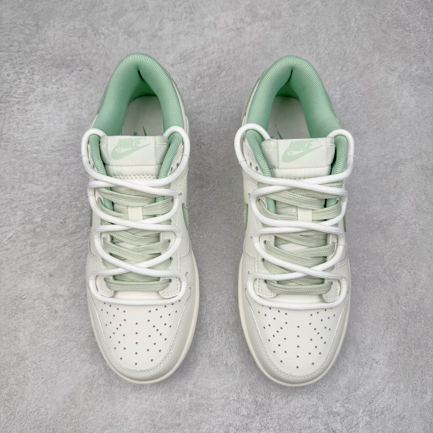 图片[2]-＃YC纯原 NK Dunk Low 雾草汀烟 WG0508-048 当第一缕晨雾轻吻草甸，薄烟袅袅升腾，以纯净素白为底，将这抹东方意蕴，凝聚于足尖。鼠尾草绿Swoosh如风中摇曳的新芽，勾勒出盛夏的清新灵动。缠绕的米白绑绳鞋带，简约又不简单，清新而不造作。每一步，都仿佛踏在清晨的薄雾草甸之上，唤醒心底那份最纯粹的自然舒适感。定制系列天花板 无原鞋不开发 全系列得物原鞋一比一校对开发 配色持续更新中 终端对接 优势输出 全套原厂楦头原纸板数据档案倾力打造 原汁原味莞产 极致还原 圈内最强针车工艺 高端零售指定版 广东原厂配套原盒原标 鞋盒分三个尺码段 原厂冲刀 超高清洁度 全鞋零毛边皮料切割 采用原厂百宏鞋带以及原厂百宏织唛舌标 内标可供原厂几率过验 进口原装条纹中底布 四线拉帮白色点胶 原厂拉帮手法遵循公司 原厂电绣 极致还原 尺码：36 36.5 37.5 38 38.5 39 40 40.5 41 42 42.5 43 44 44.5 45 46-选品中心