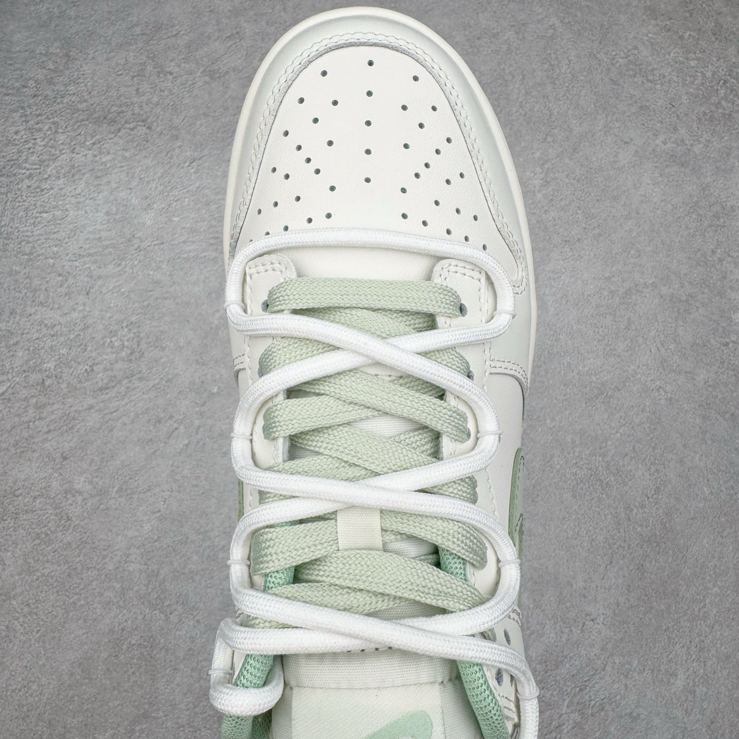 图片[4]-＃YC纯原 NK Dunk Low 雾草汀烟 WG0508-048 当第一缕晨雾轻吻草甸，薄烟袅袅升腾，以纯净素白为底，将这抹东方意蕴，凝聚于足尖。鼠尾草绿Swoosh如风中摇曳的新芽，勾勒出盛夏的清新灵动。缠绕的米白绑绳鞋带，简约又不简单，清新而不造作。每一步，都仿佛踏在清晨的薄雾草甸之上，唤醒心底那份最纯粹的自然舒适感。定制系列天花板 无原鞋不开发 全系列得物原鞋一比一校对开发 配色持续更新中 终端对接 优势输出 全套原厂楦头原纸板数据档案倾力打造 原汁原味莞产 极致还原 圈内最强针车工艺 高端零售指定版 广东原厂配套原盒原标 鞋盒分三个尺码段 原厂冲刀 超高清洁度 全鞋零毛边皮料切割 采用原厂百宏鞋带以及原厂百宏织唛舌标 内标可供原厂几率过验 进口原装条纹中底布 四线拉帮白色点胶 原厂拉帮手法遵循公司 原厂电绣 极致还原 尺码：36 36.5 37.5 38 38.5 39 40 40.5 41 42 42.5 43 44 44.5 45 46-选品中心