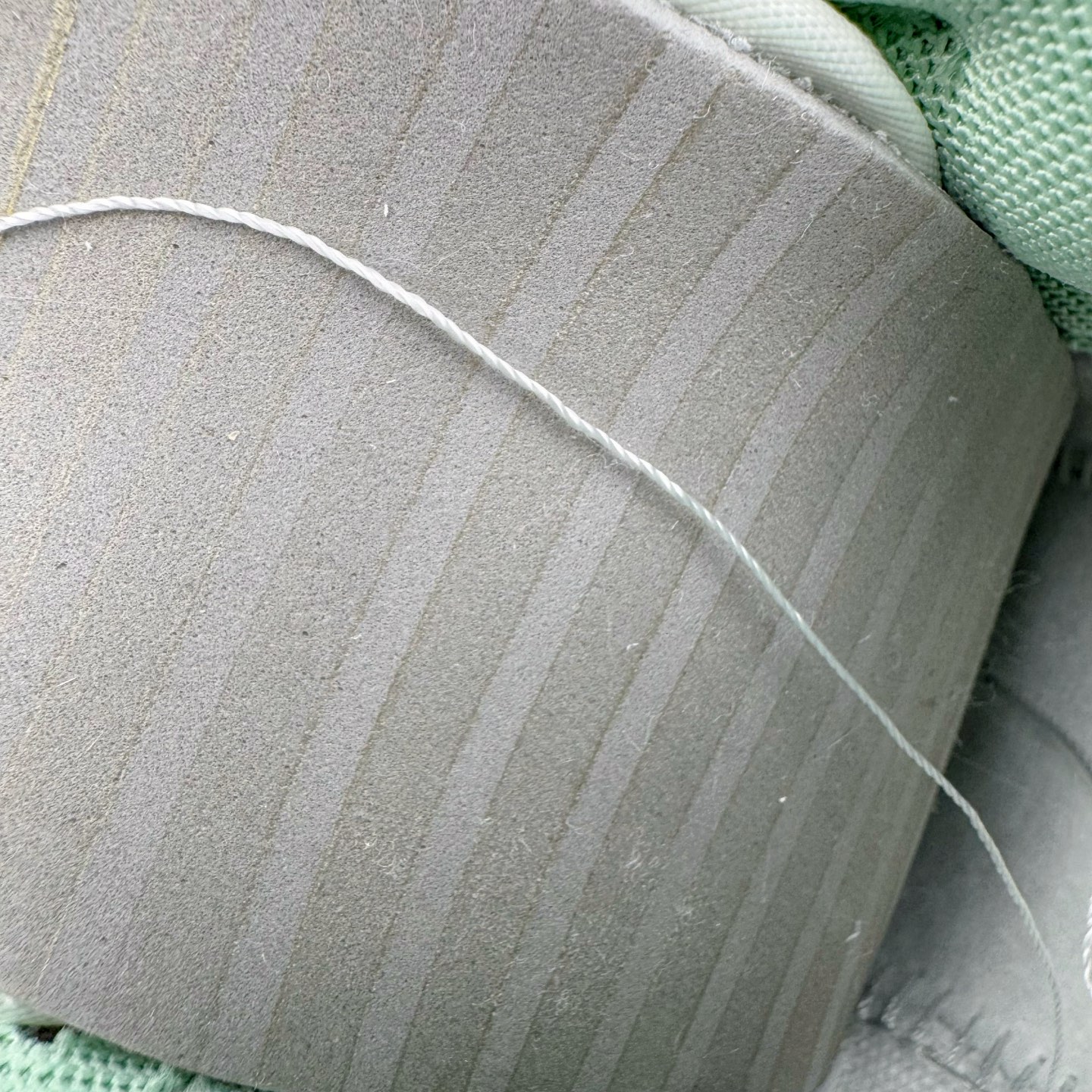 图片[11]-＃YC纯原 NK Dunk Low 雾草汀烟 WG0508-048 当第一缕晨雾轻吻草甸，薄烟袅袅升腾，以纯净素白为底，将这抹东方意蕴，凝聚于足尖。鼠尾草绿Swoosh如风中摇曳的新芽，勾勒出盛夏的清新灵动。缠绕的米白绑绳鞋带，简约又不简单，清新而不造作。每一步，都仿佛踏在清晨的薄雾草甸之上，唤醒心底那份最纯粹的自然舒适感。定制系列天花板 无原鞋不开发 全系列得物原鞋一比一校对开发 配色持续更新中 终端对接 优势输出 全套原厂楦头原纸板数据档案倾力打造 原汁原味莞产 极致还原 圈内最强针车工艺 高端零售指定版 广东原厂配套原盒原标 鞋盒分三个尺码段 原厂冲刀 超高清洁度 全鞋零毛边皮料切割 采用原厂百宏鞋带以及原厂百宏织唛舌标 内标可供原厂几率过验 进口原装条纹中底布 四线拉帮白色点胶 原厂拉帮手法遵循公司 原厂电绣 极致还原 尺码：36 36.5 37.5 38 38.5 39 40 40.5 41 42 42.5 43 44 44.5 45 46-选品中心