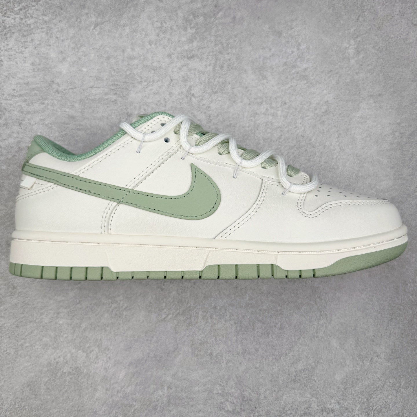 ＃YC纯原 NK Dunk Low 雾草汀烟 WG0508-048 当第一缕晨雾轻吻草甸，薄烟袅袅升腾，以纯净素白为底，将这抹东方意蕴，凝聚于足尖。鼠尾草绿Swoosh如风中摇曳的新芽，勾勒出盛夏的清新灵动。缠绕的米白绑绳鞋带，简约又不简单，清新而不造作。每一步，都仿佛踏在清晨的薄雾草甸之上，唤醒心底那份最纯粹的自然舒适感。定制系列天花板 无原鞋不开发 全系列得物原鞋一比一校对开发 配色持续更新中 终端对接 优势输出 全套原厂楦头原纸板数据档案倾力打造 原汁原味莞产 极致还原 圈内最强针车工艺 高端零售指定版 广东原厂配套原盒原标 鞋盒分三个尺码段 原厂冲刀 超高清洁度 全鞋零毛边皮料切割 采用原厂百宏鞋带以及原厂百宏织唛舌标 内标可供原厂几率过验 进口原装条纹中底布 四线拉帮白色点胶 原厂拉帮手法遵循公司 原厂电绣 极致还原 尺码：36 36.5 37.5 38 38.5 39 40 40.5 41 42 42.5 43 44 44.5 45 46-选品中心