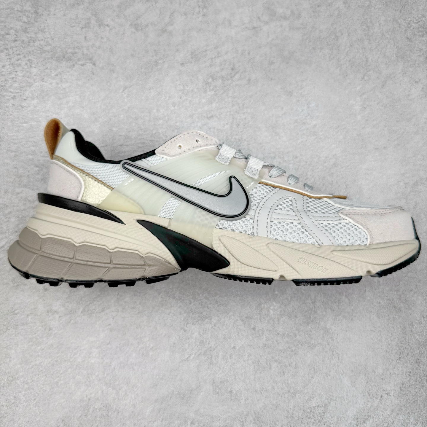 图片[3]-＃福利特价 NK V2K Runtekk 减震防滑低帮 复古老爹鞋跑步鞋 鞋款被命名为 Runtekk 设计上借鉴了 2000 年的跑鞋风格 配色上以金属银为主调 简练又有复古运动气质 材质上使用大面积网眼、皮革、TPU 组成 支撑和透气性肯定不错 中底处由 Cushlon 泡绵打造 保证在压马路时可以提供优秀脚感 并通过一手做旧氧化效果突出复古感 中底造型很容易让大家联想到巴黎世家3XL 增高效果同样不能忽视 尺码：36 36.5 37.5 38 38.5 39 40 40.5 41 42 42.5 43 44 44.5 45-选品中心