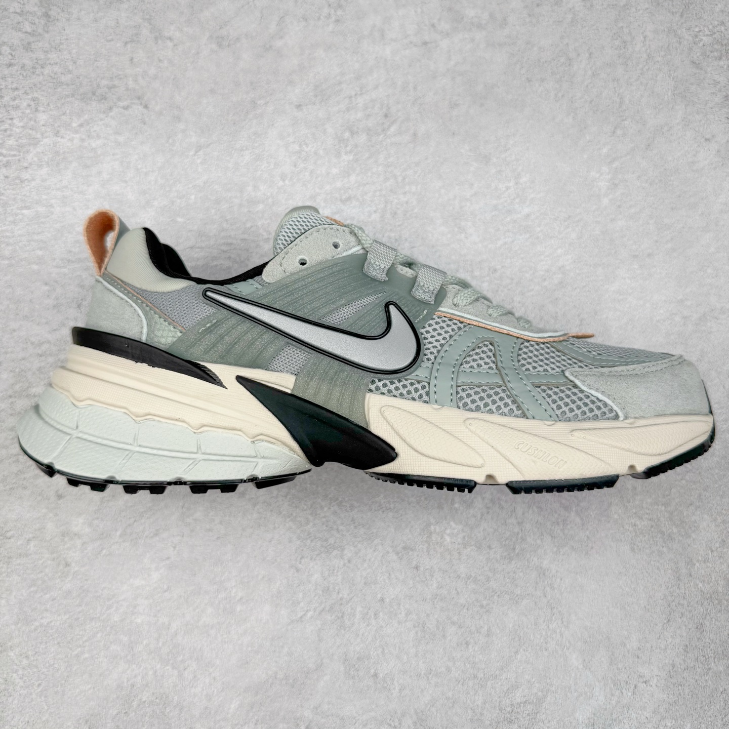 图片[7]-＃福利特价 NK V2K Runtekk 减震防滑低帮 复古老爹鞋跑步鞋 鞋款被命名为 Runtekk 设计上借鉴了 2000 年的跑鞋风格 配色上以金属银为主调 简练又有复古运动气质 材质上使用大面积网眼、皮革、TPU 组成 支撑和透气性肯定不错 中底处由 Cushlon 泡绵打造 保证在压马路时可以提供优秀脚感 并通过一手做旧氧化效果突出复古感 中底造型很容易让大家联想到巴黎世家3XL 增高效果同样不能忽视 尺码：36 36.5 37.5 38 38.5 39 40 40.5 41 42 42.5 43 44 44.5 45-选品中心