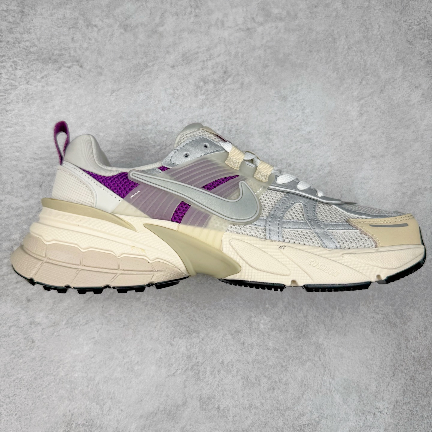 图片[6]-＃福利特价 NK V2K Runtekk 减震防滑低帮 复古老爹鞋跑步鞋 鞋款被命名为 Runtekk 设计上借鉴了 2000 年的跑鞋风格 配色上以金属银为主调 简练又有复古运动气质 材质上使用大面积网眼、皮革、TPU 组成 支撑和透气性肯定不错 中底处由 Cushlon 泡绵打造 保证在压马路时可以提供优秀脚感 并通过一手做旧氧化效果突出复古感 中底造型很容易让大家联想到巴黎世家3XL 增高效果同样不能忽视 尺码：36 36.5 37.5 38 38.5 39 40 40.5 41 42 42.5 43 44 44.5 45-选品中心