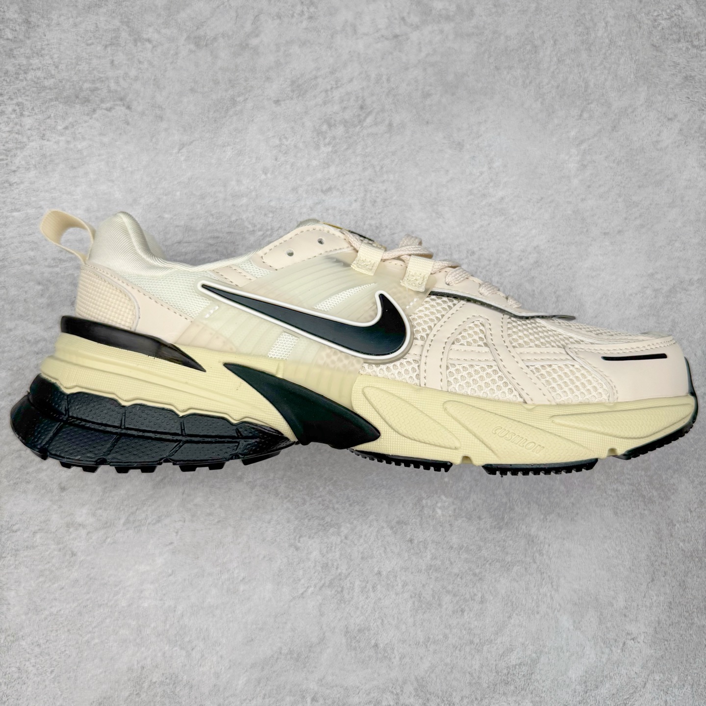 图片[4]-＃福利特价 NK V2K Runtekk 减震防滑低帮 复古老爹鞋跑步鞋 鞋款被命名为 Runtekk 设计上借鉴了 2000 年的跑鞋风格 配色上以金属银为主调 简练又有复古运动气质 材质上使用大面积网眼、皮革、TPU 组成 支撑和透气性肯定不错 中底处由 Cushlon 泡绵打造 保证在压马路时可以提供优秀脚感 并通过一手做旧氧化效果突出复古感 中底造型很容易让大家联想到巴黎世家3XL 增高效果同样不能忽视 尺码：36 36.5 37.5 38 38.5 39 40 40.5 41 42 42.5 43 44 44.5 45-选品中心