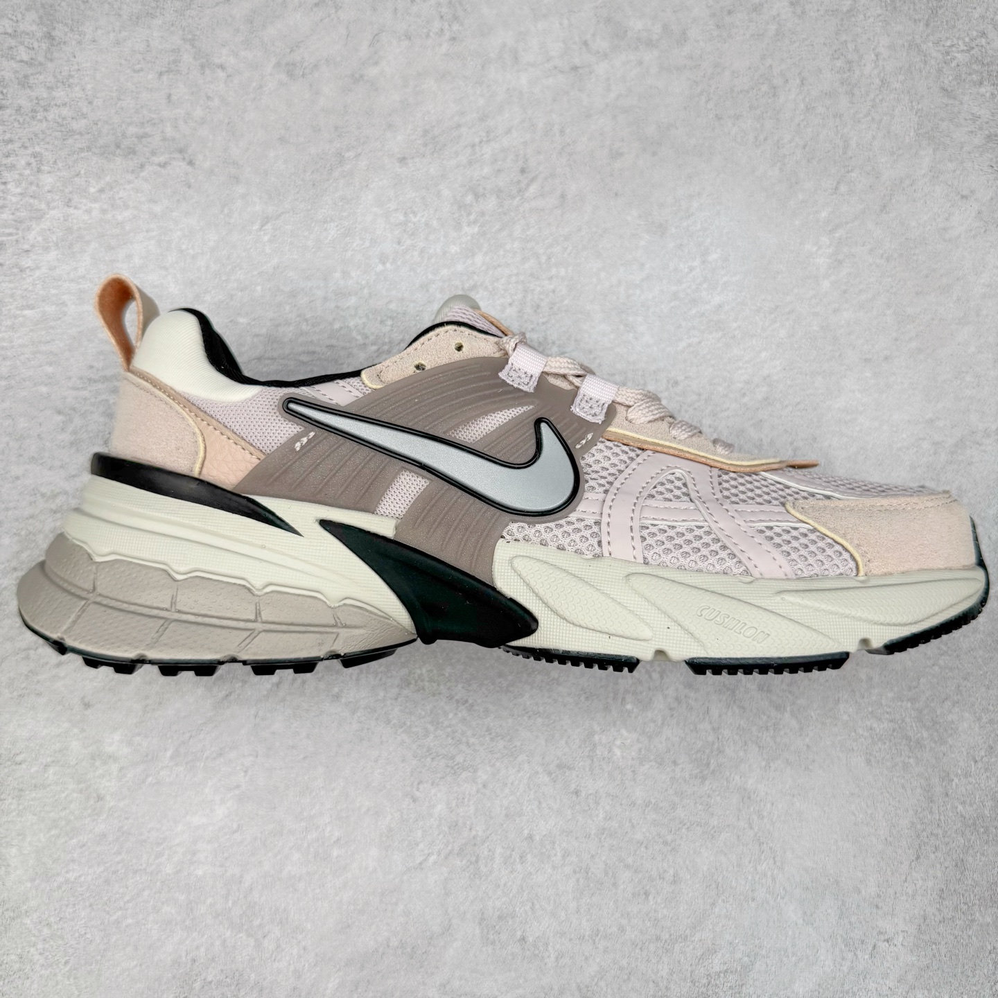 图片[2]-＃福利特价 NK V2K Runtekk 减震防滑低帮 复古老爹鞋跑步鞋 鞋款被命名为 Runtekk 设计上借鉴了 2000 年的跑鞋风格 配色上以金属银为主调 简练又有复古运动气质 材质上使用大面积网眼、皮革、TPU 组成 支撑和透气性肯定不错 中底处由 Cushlon 泡绵打造 保证在压马路时可以提供优秀脚感 并通过一手做旧氧化效果突出复古感 中底造型很容易让大家联想到巴黎世家3XL 增高效果同样不能忽视 尺码：36 36.5 37.5 38 38.5 39 40 40.5 41 42 42.5 43 44 44.5 45-选品中心