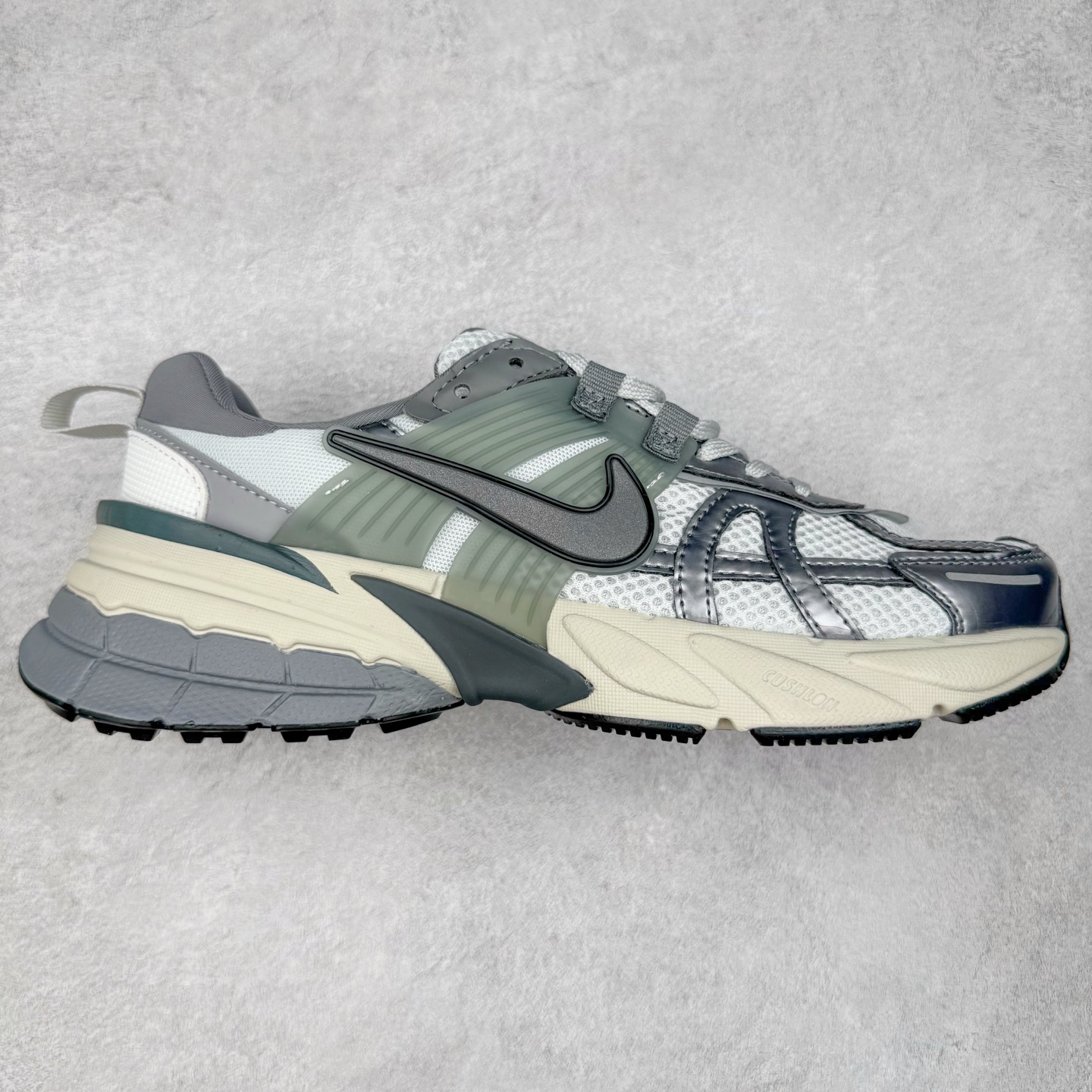 图片[9]-＃福利特价 NK V2K Runtekk 减震防滑低帮 复古老爹鞋跑步鞋 鞋款被命名为 Runtekk 设计上借鉴了 2000 年的跑鞋风格 配色上以金属银为主调 简练又有复古运动气质 材质上使用大面积网眼、皮革、TPU 组成 支撑和透气性肯定不错 中底处由 Cushlon 泡绵打造 保证在压马路时可以提供优秀脚感 并通过一手做旧氧化效果突出复古感 中底造型很容易让大家联想到巴黎世家3XL 增高效果同样不能忽视 尺码：36 36.5 37.5 38 38.5 39 40 40.5 41 42 42.5 43 44 44.5 45-选品中心